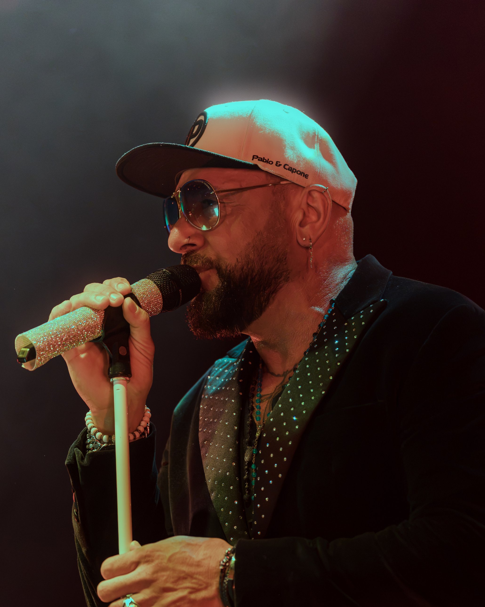 Domenico Salerno mit weißer Cap und Sonnenbrille am Mikrofon – Konzertfotografie Kirchweih Gersthofen 2026