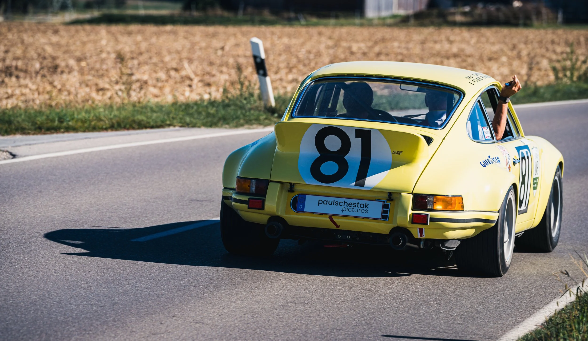 Gelber Porsche 911 mit Startnummer 81 im Rallye-Look von hinten