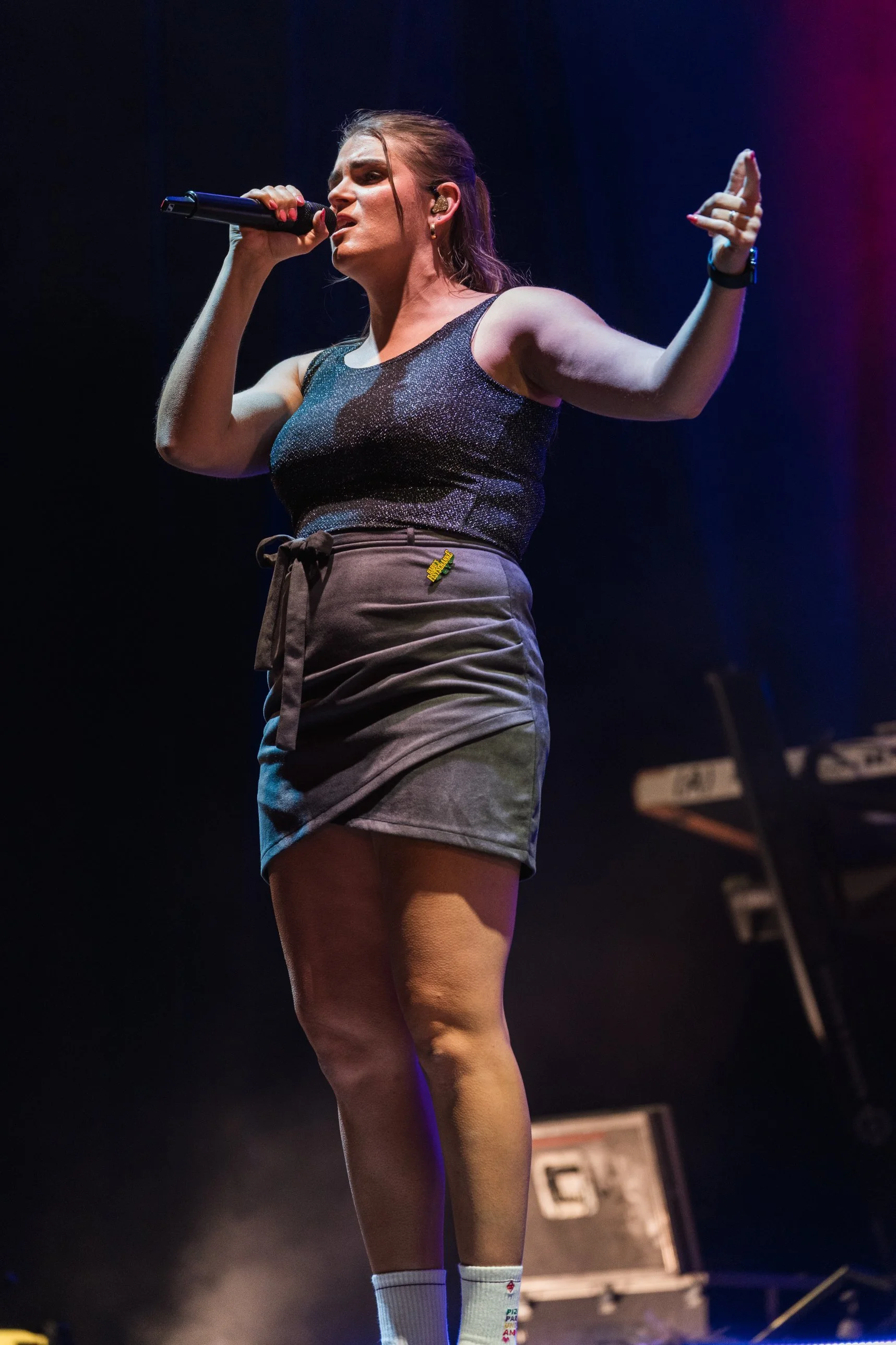 Sängerin von Leck O'Mio im Glitzertop singt auf der Bühne – Konzertfotografie Kirchweih Gersthofen 2026
