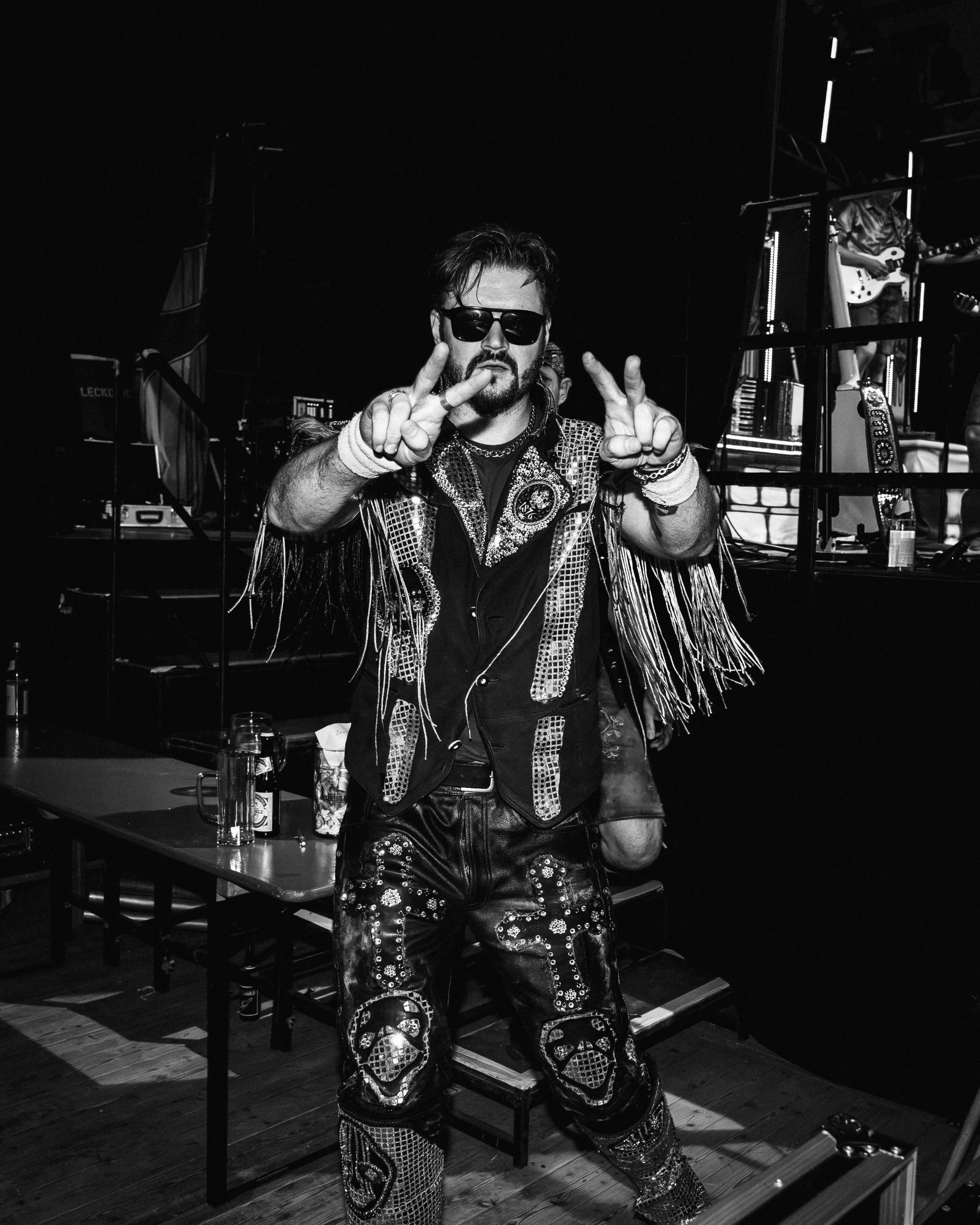 Gitarrist von Leck O'Mio backstage mit Peace-Zeichen, Schwarzweiß – Kirchweih Gersthofen 2026