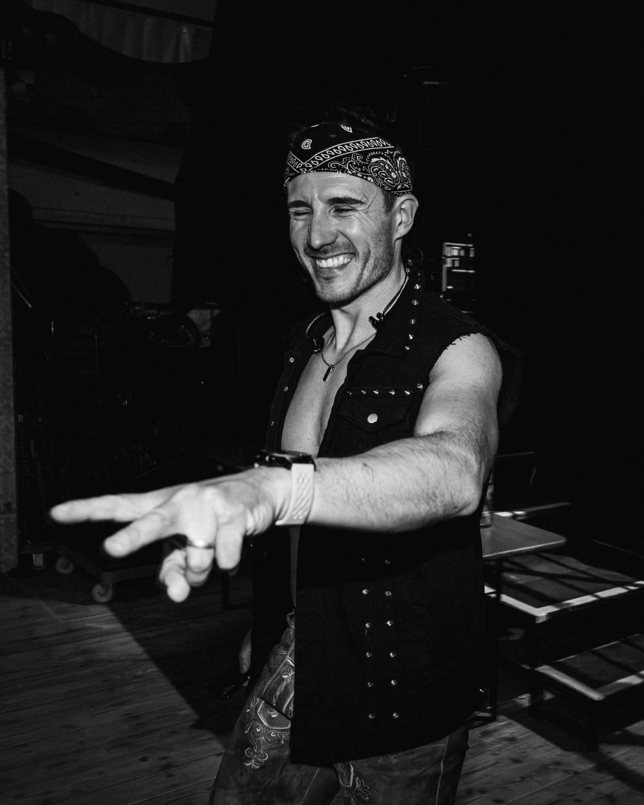 Bassist von Leck O'Mio lacht backstage, Schwarzweiß-Porträt – Kirchweih Gersthofen 2026