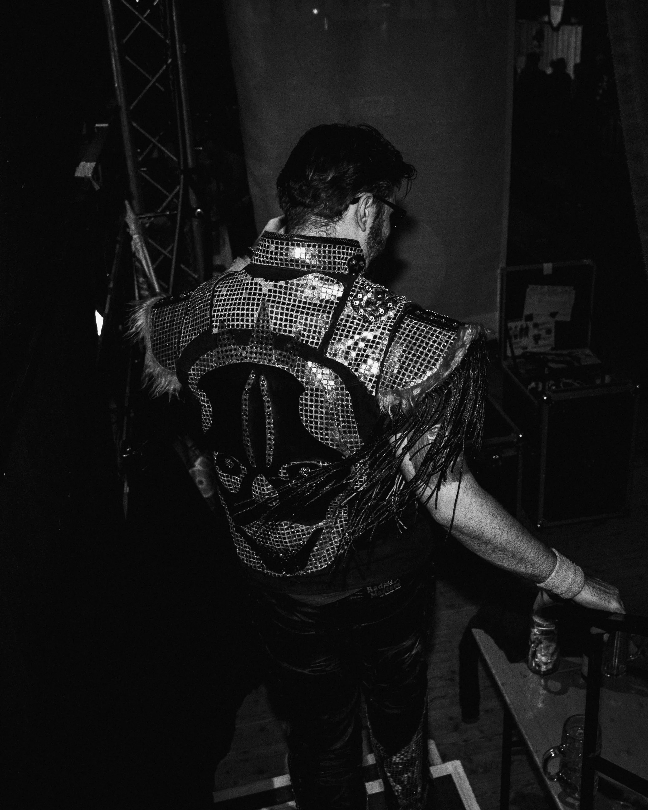 Glitzerjacke mit Totenkopf-Motiv von hinten, backstage bei Leck O'Mio – Kirchweih Gersthofen 2026