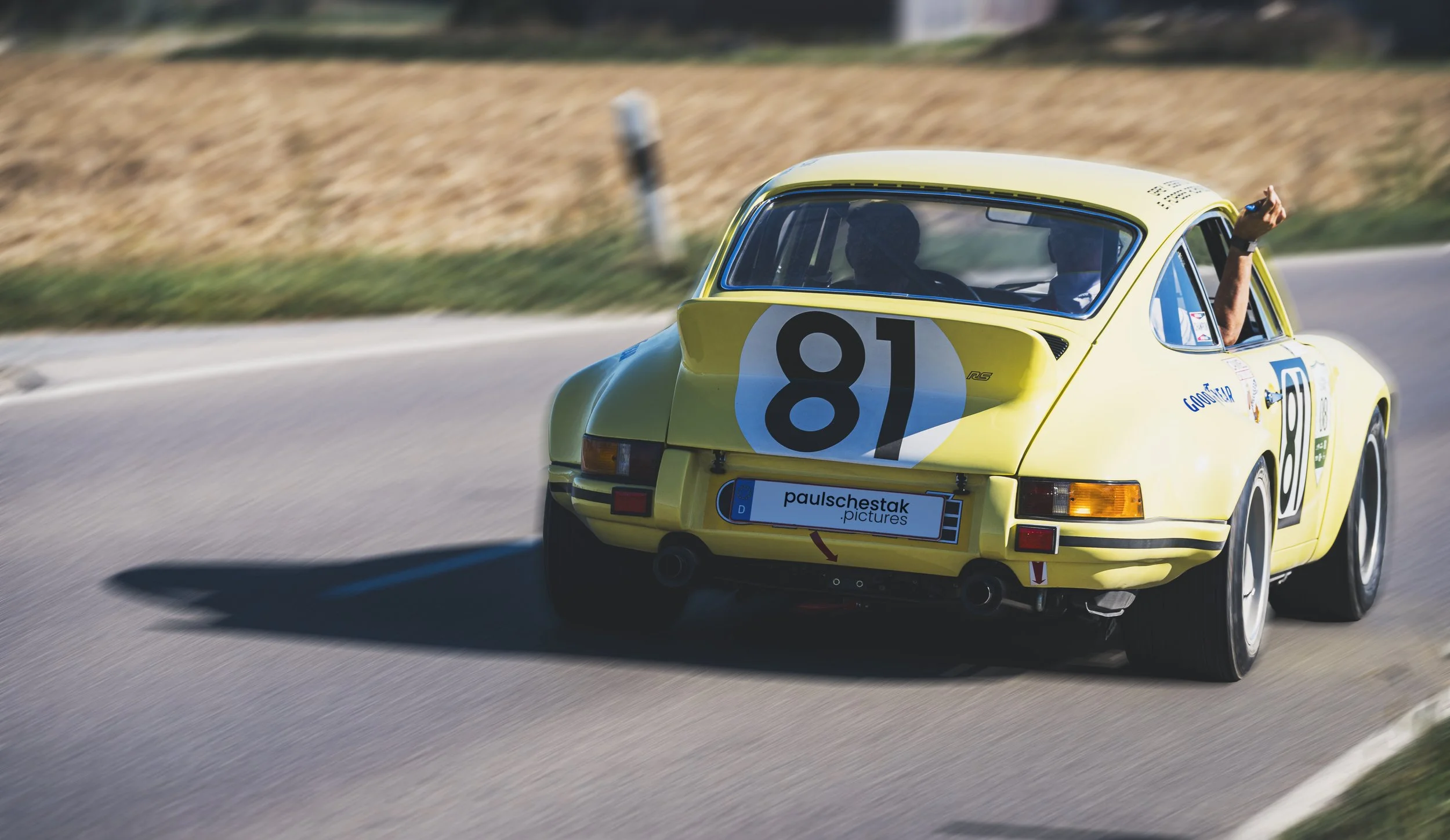 Gelber Porsche 911 mit Startnummer 81 auf der Strecke der Fuggerstadt Classic