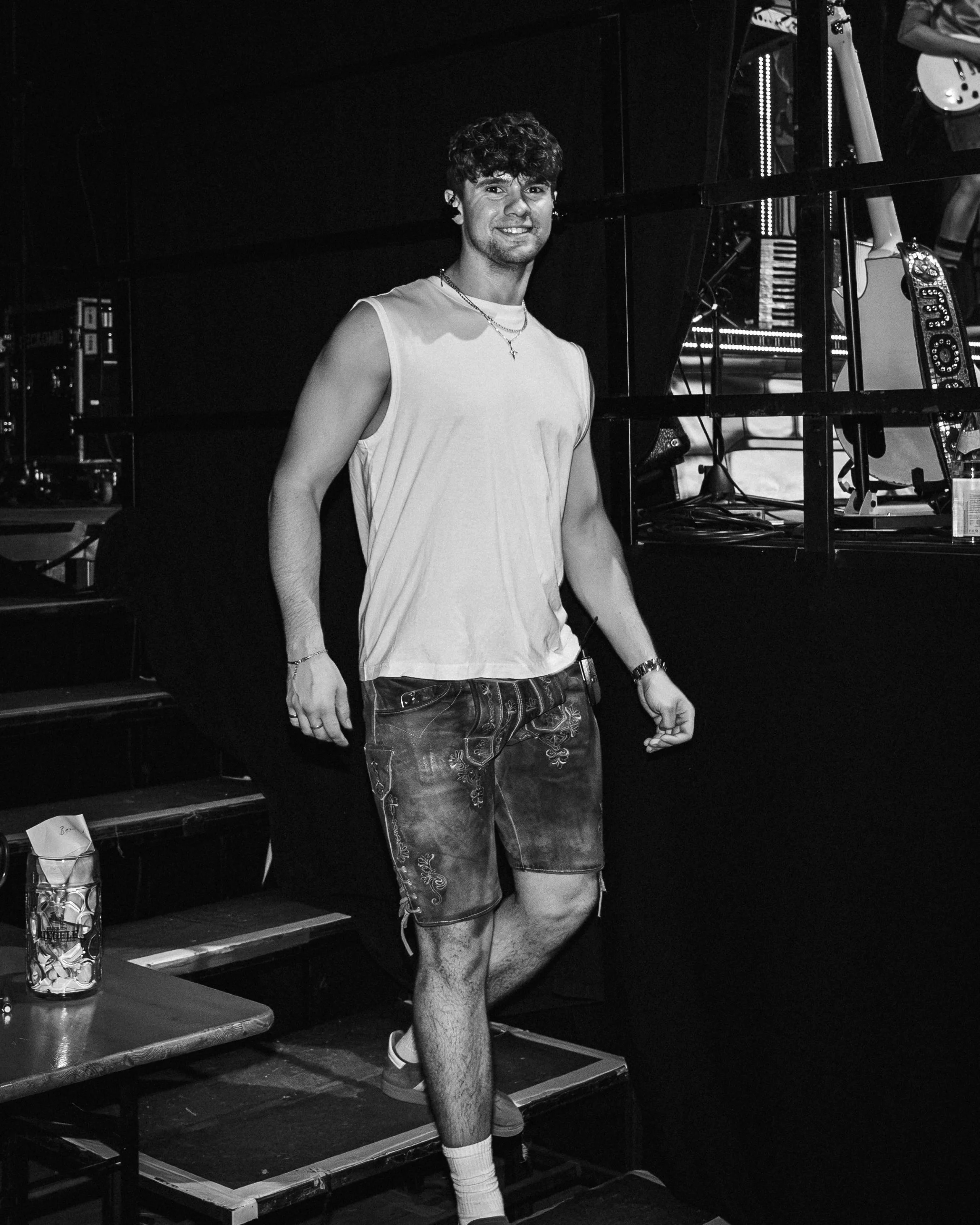 Bandmitglied von Leck O'Mio in Lederhose backstage auf der Treppe zur Bühne – Kirchweih Gersthofen 2026