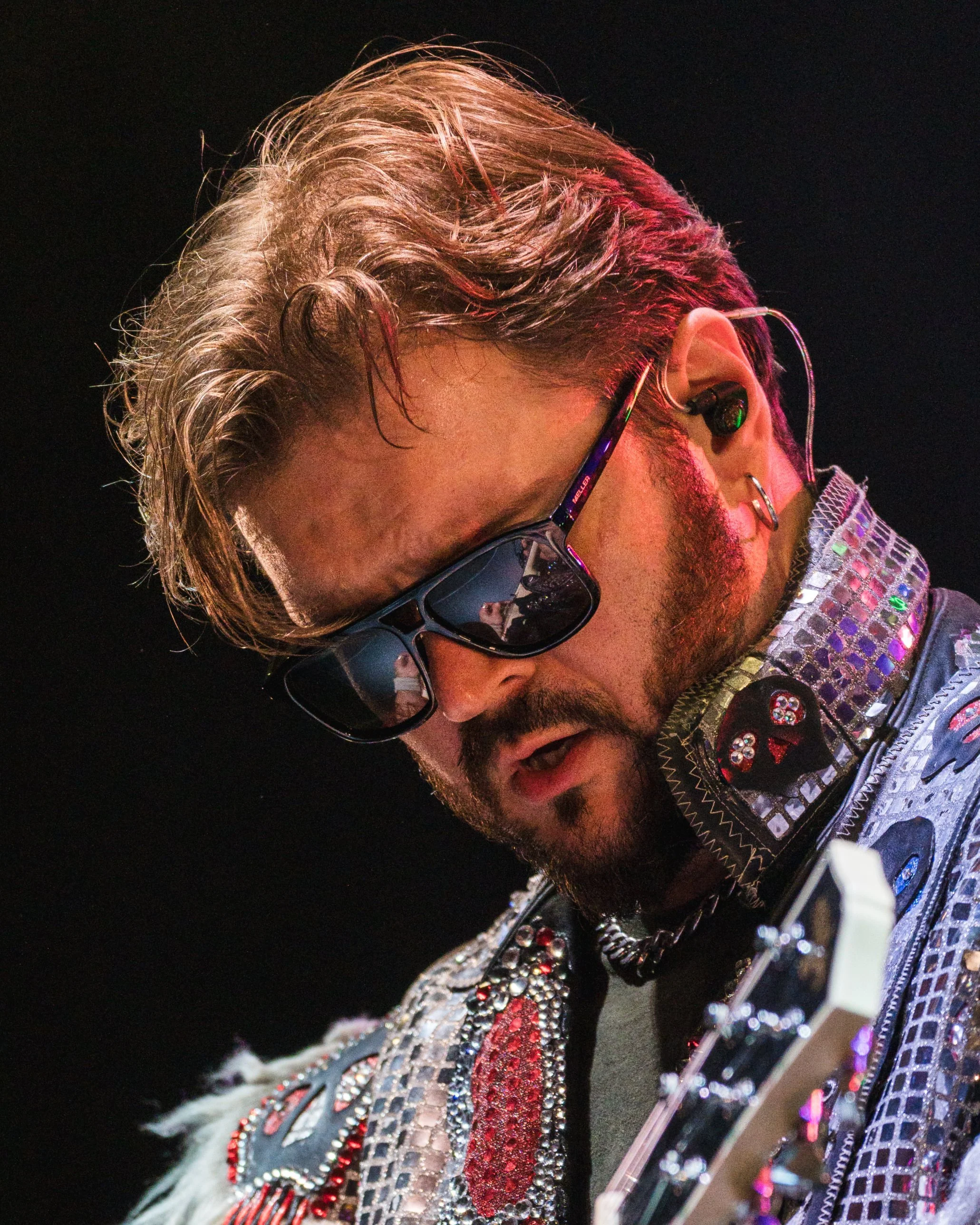 Gitarrist von Leck O'Mio mit Sonnenbrille und Glitzerjacke live auf der Kirchweih Gersthofen 2026 – Konzertfotografie Augsburg