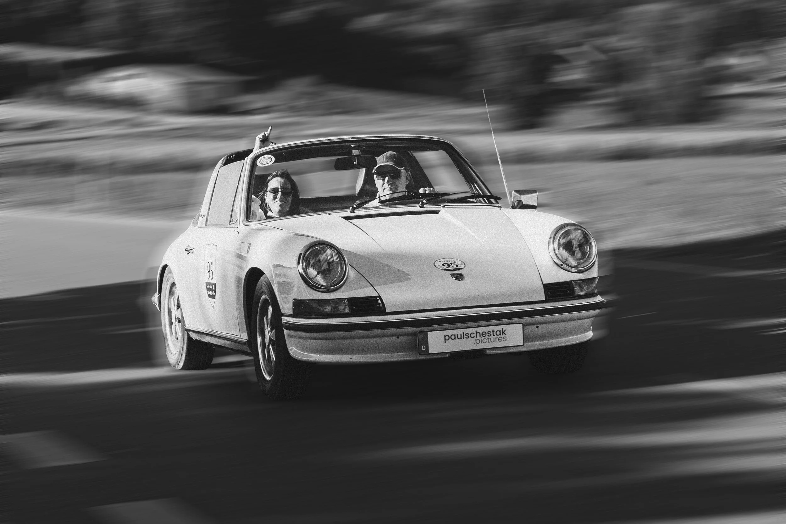 Klassischer Porsche 911 in Fahrt, Schwarzweiß-Mitzieher bei der Fuggerstadt Classic