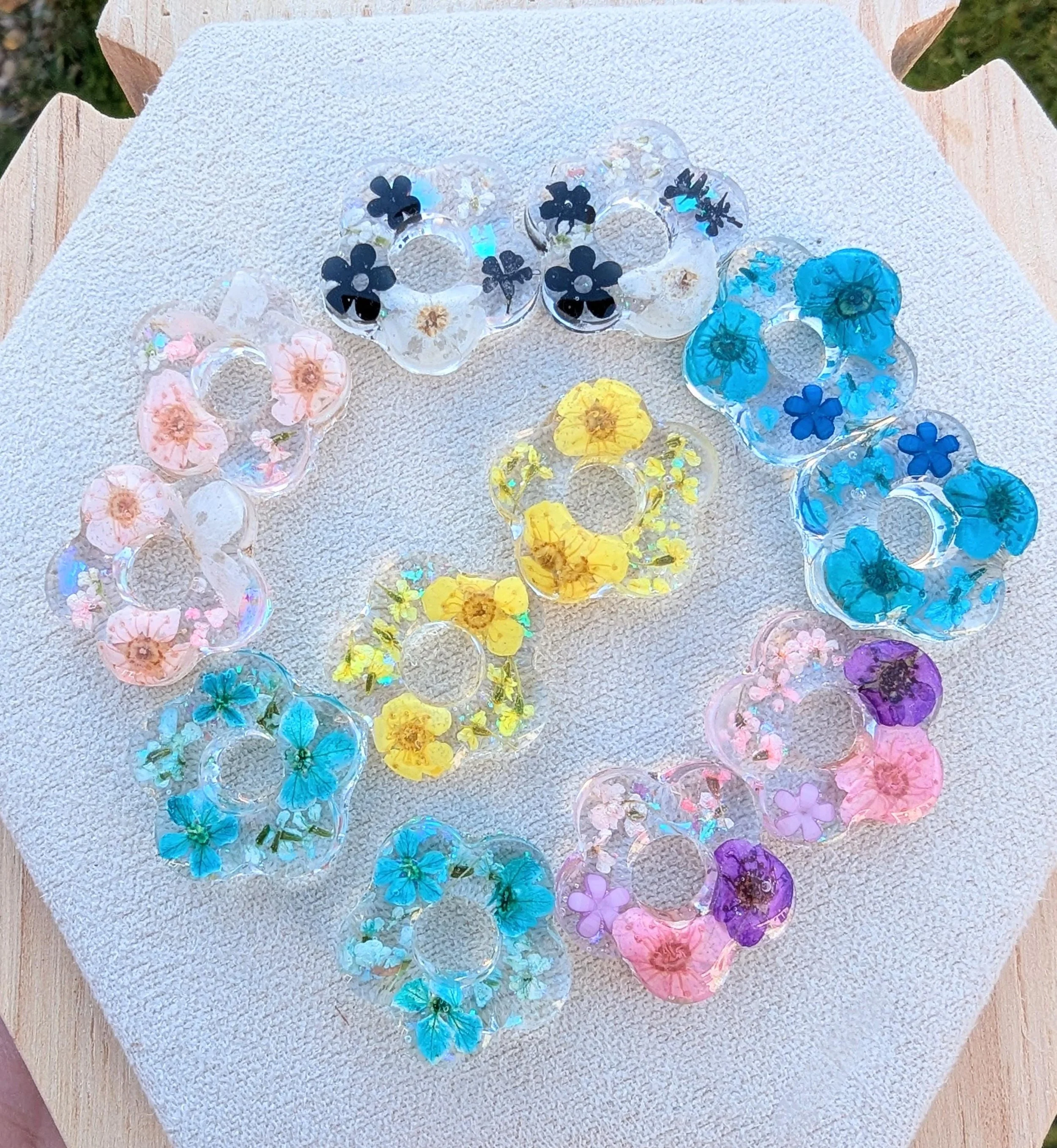 Pressed Flower Resin Earring Charms: Flower-shaped and stainless steel hoops
