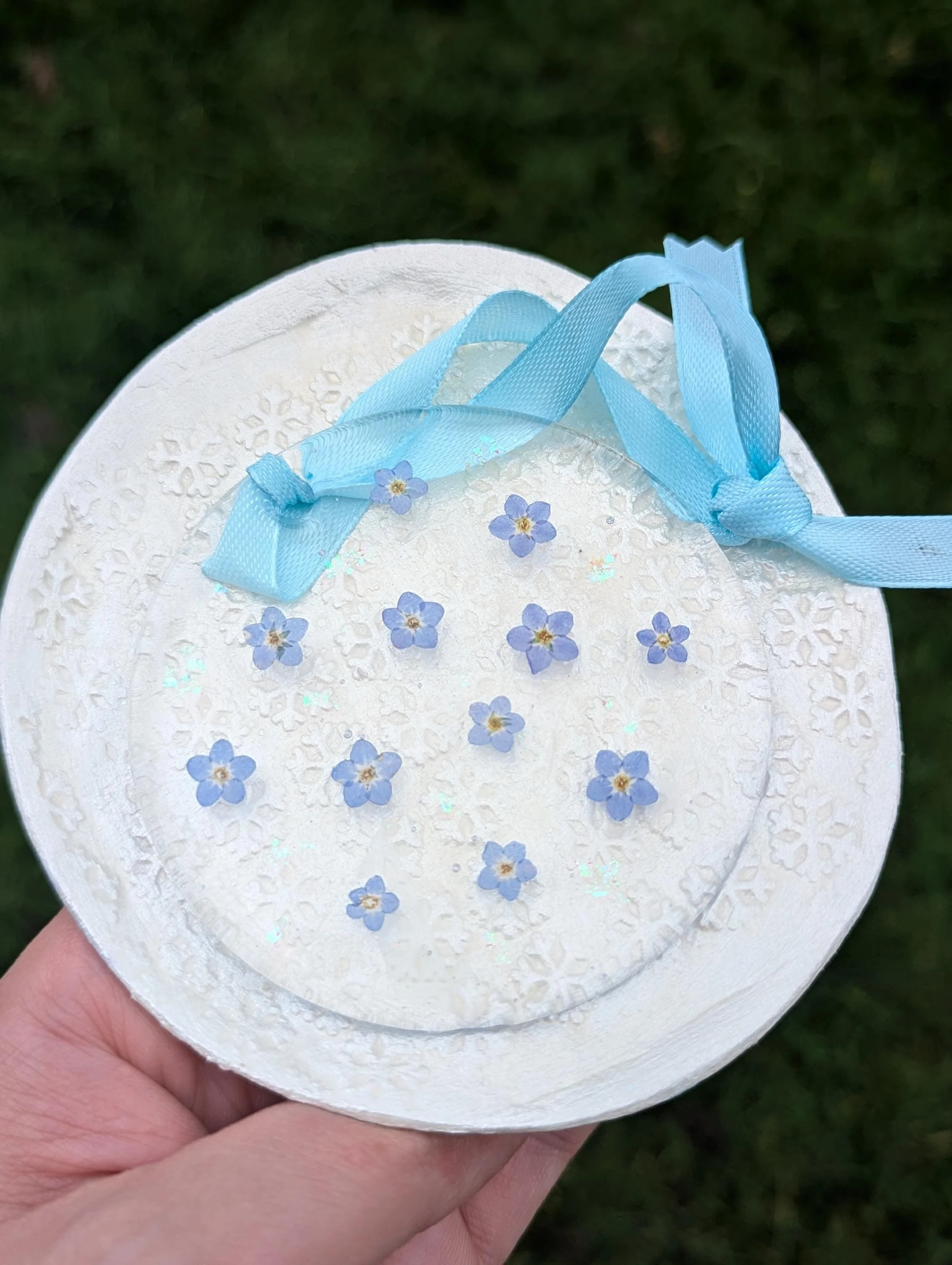 Forget Me Not Resin Christmas Decoration: Real Flower Remembrance Decor