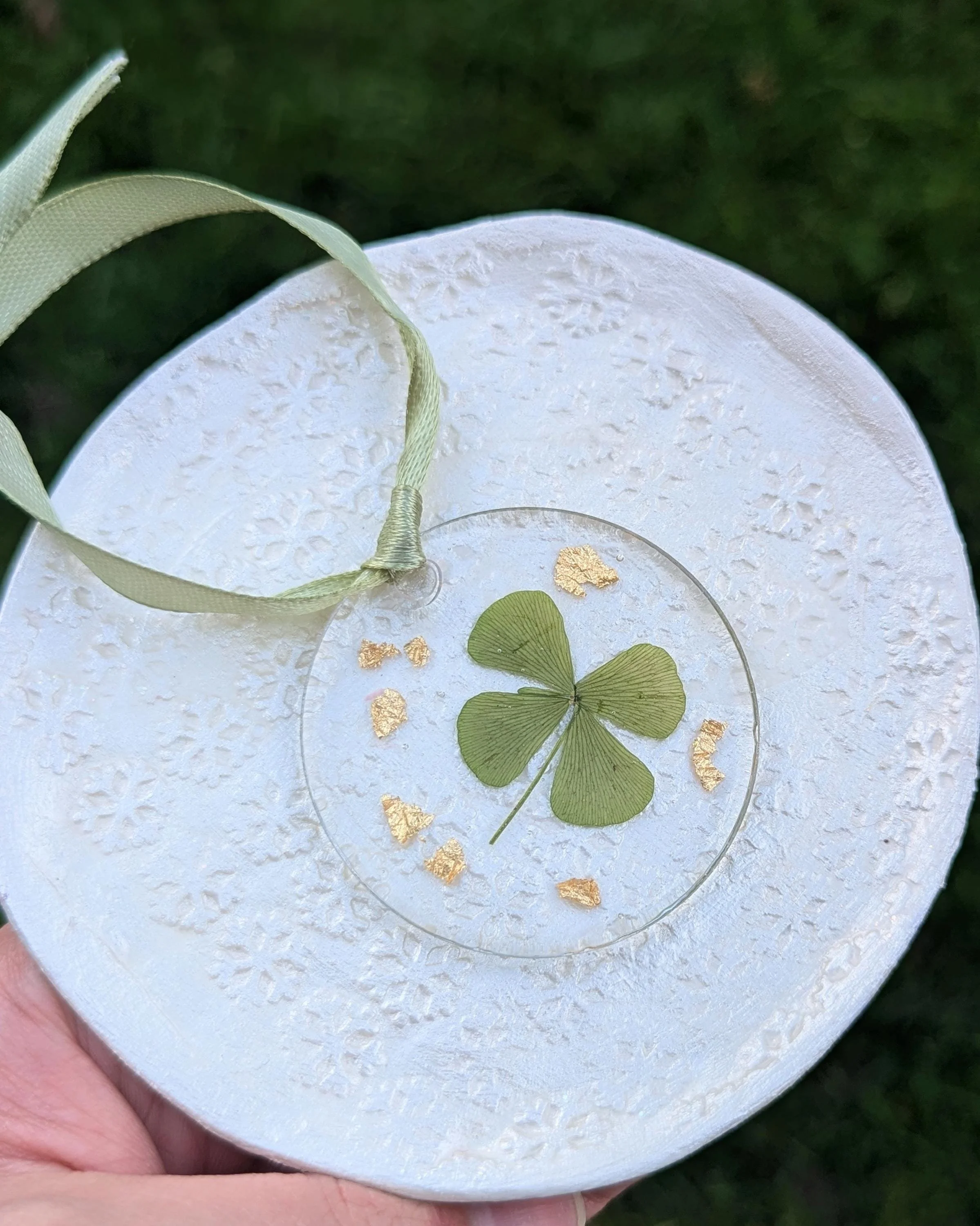 Four Leaf Clover Christmas Decoration: Real Pressed Clover Resin Ornament, Good Luck Gift