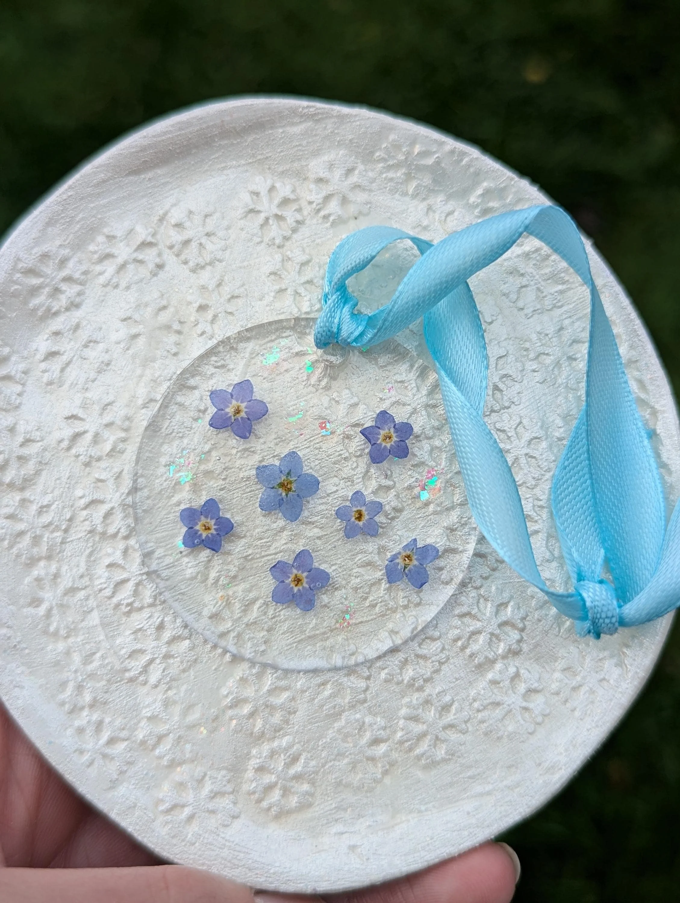 Forget Me Not Christmas Decoration: Real Dried Flower Resin Ornament