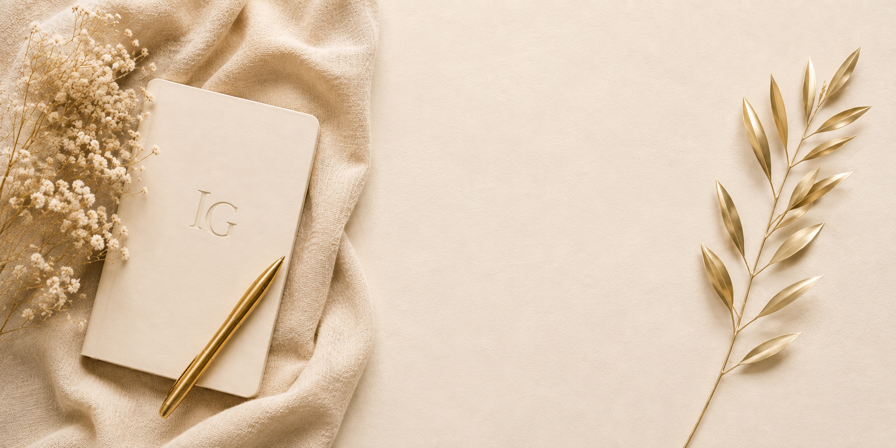 Carnet Instant Gravé avec stylo doré, fleurs séchées et détails dorés sur fond beige.