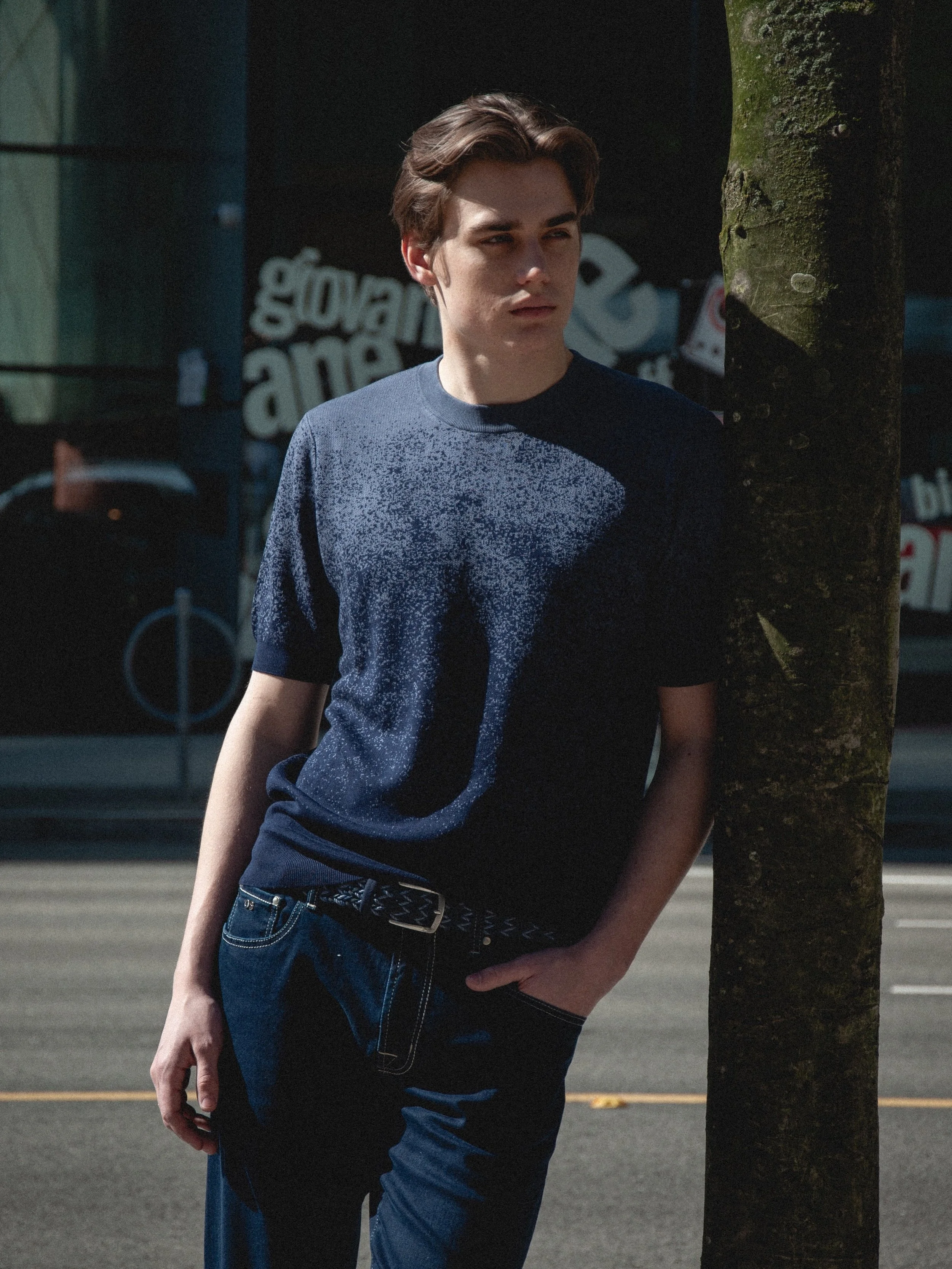 A short-sleeve summer knit with a faded print, worn with dark denim and navy slip-ons. Tonal dressing at its easiest.⁠
⁠
The Look:⁠
Summer Wool Knit - @palzileri 
Dark Wash Luxury Denim - @tramarossaofficial 
Woven Leather Belt - @venetacinture 
Deni