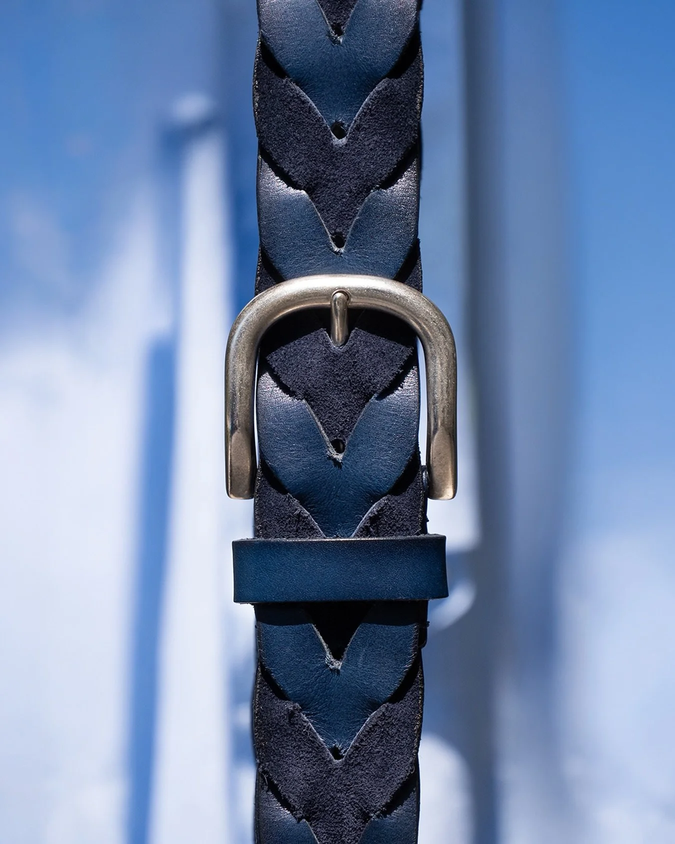 Made in Italy, made by hand.

A woven leather belt in navy from Veneta Cinture, cut in an interlocking chevron and finished with a brushed silver buckle. The kind of detail that outlasts the outfit.

Woven Leather Belt - @venetacinture 
⁠
Vancouver&r