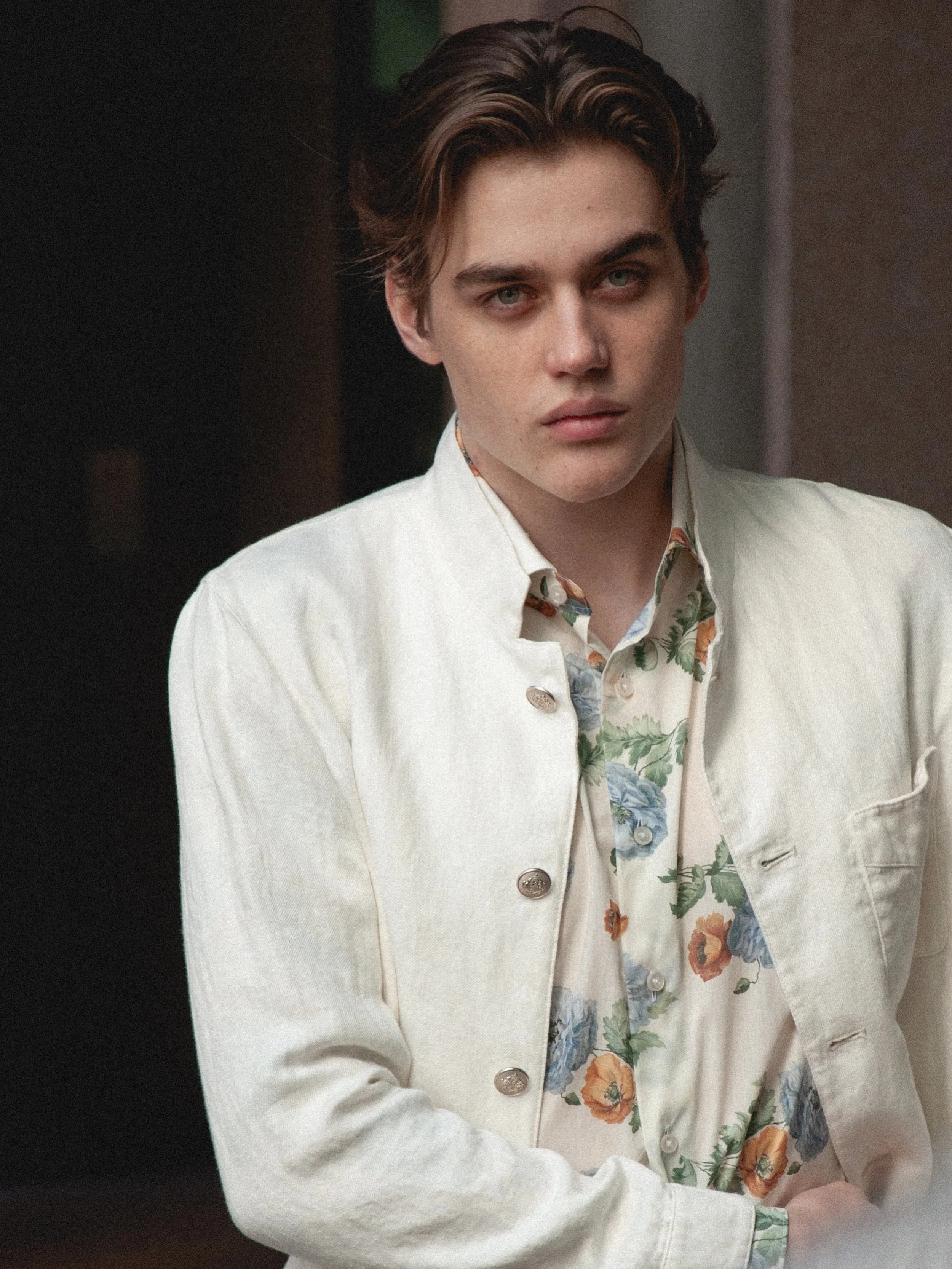 A linen mandarin-collar jacket in cream, worn over a soft floral shirt and pale blue linen trousers. Summer layering, kept light.⁠
⁠
The Look⁠
Linen Mandarin Jacket - @fradi_brand 
Cotton Floral Sport Shirt - @etro⁠
Linen Drawstring Summer Trouser - 