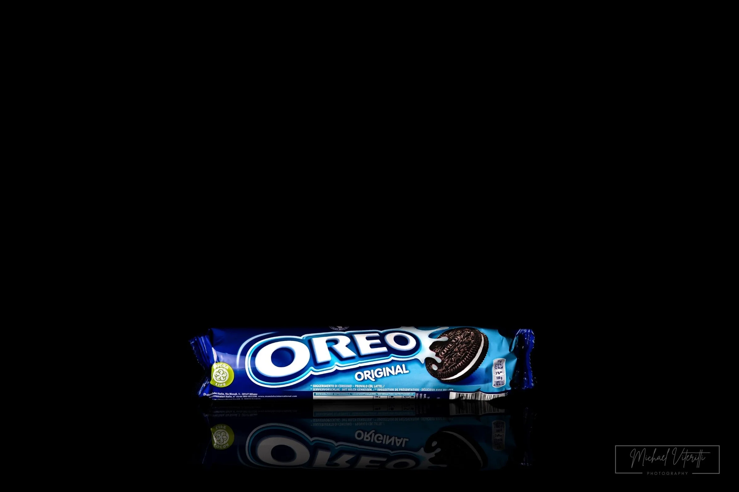 Biscotto Oreo originale in confezione blu, posizionato al centro nell'immagine