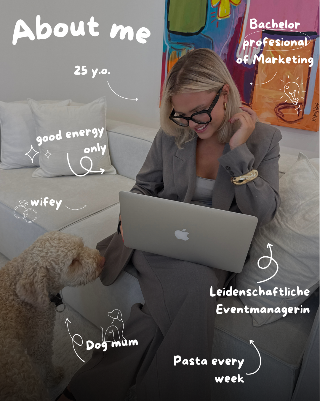 Eine Frau sitzt auf einem Sofa mit einem Laptop auf den Knien, trägt eine graue Anzug und hat blonde Haare. Neben ihr  ein Hund. Es gibt handgeschriebene Notizen an der Wand, die auf Deutsch sind, einschließlich 'About me', 'good energy only', 'wifey', 'dog mum', 'Leidenschaftliche Eventmanagerin', 'Pasta every week', 'Bachelor professional of Marketing', und grafische Symbole wie eine Glühbirne, Ringe, Diamanten und Sterne.