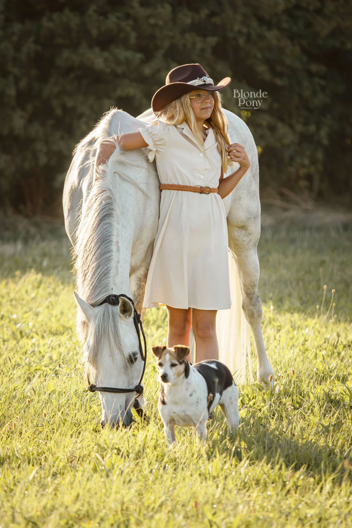 Meisje met haar pony en hond tijdens een buiten fotoshoot in de omgeving van Den Bosch