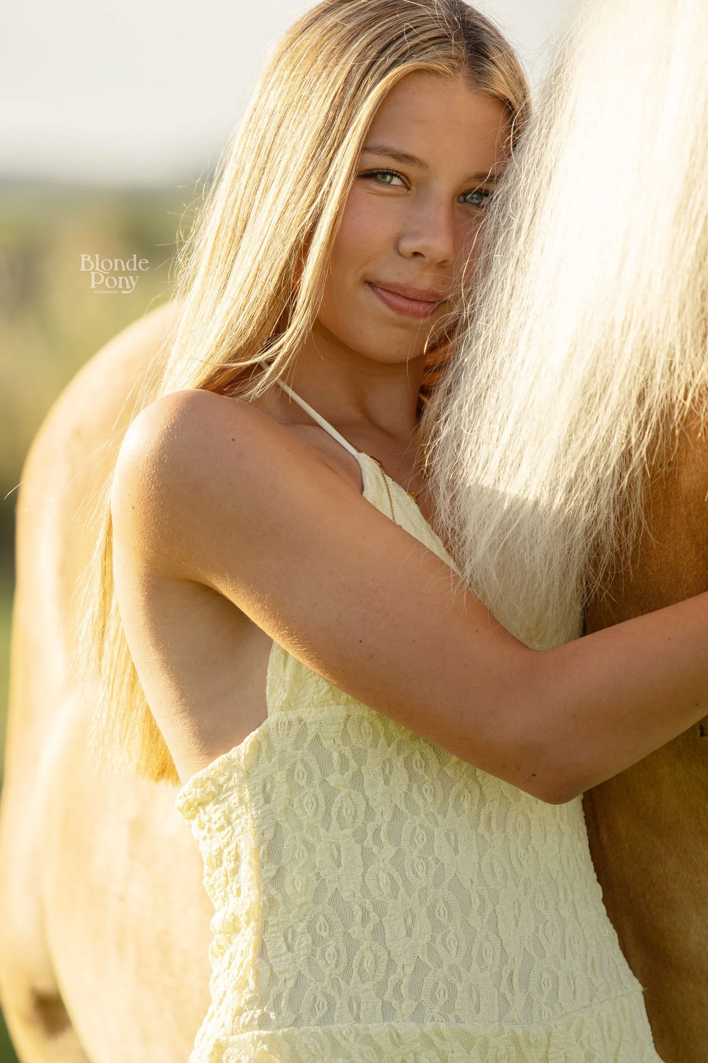 Tiener knuffelt een pony tijdens een buiten fotoshoot in de omgeving van Den Bosch
