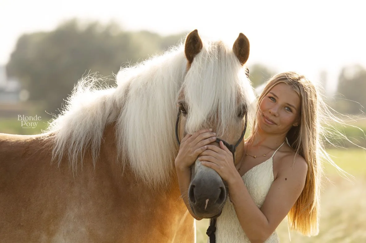 Tiener met Haflinger tijdens een buiten fotoshoot in de omgeving van Den Bosch