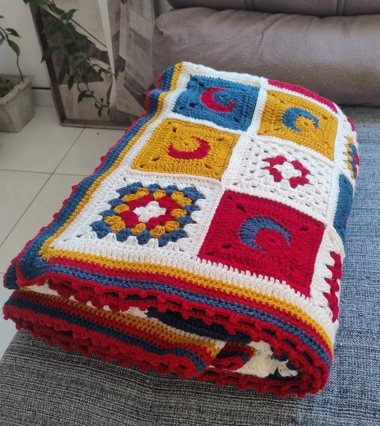 Manta de crochê, feita a mão, em granny square. Peça única. Sob encomenda. 