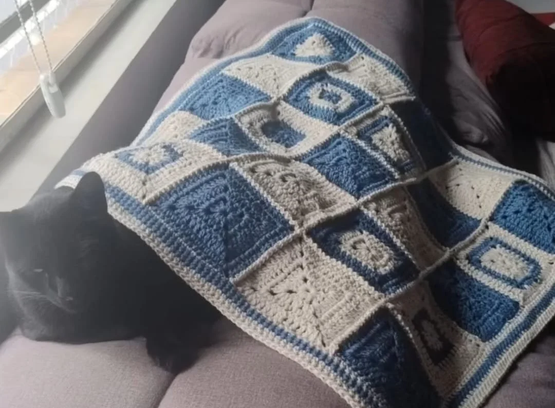 Manta feita a mão, em crochê, em granny square, para pets. Peça única. Sob encomenda.