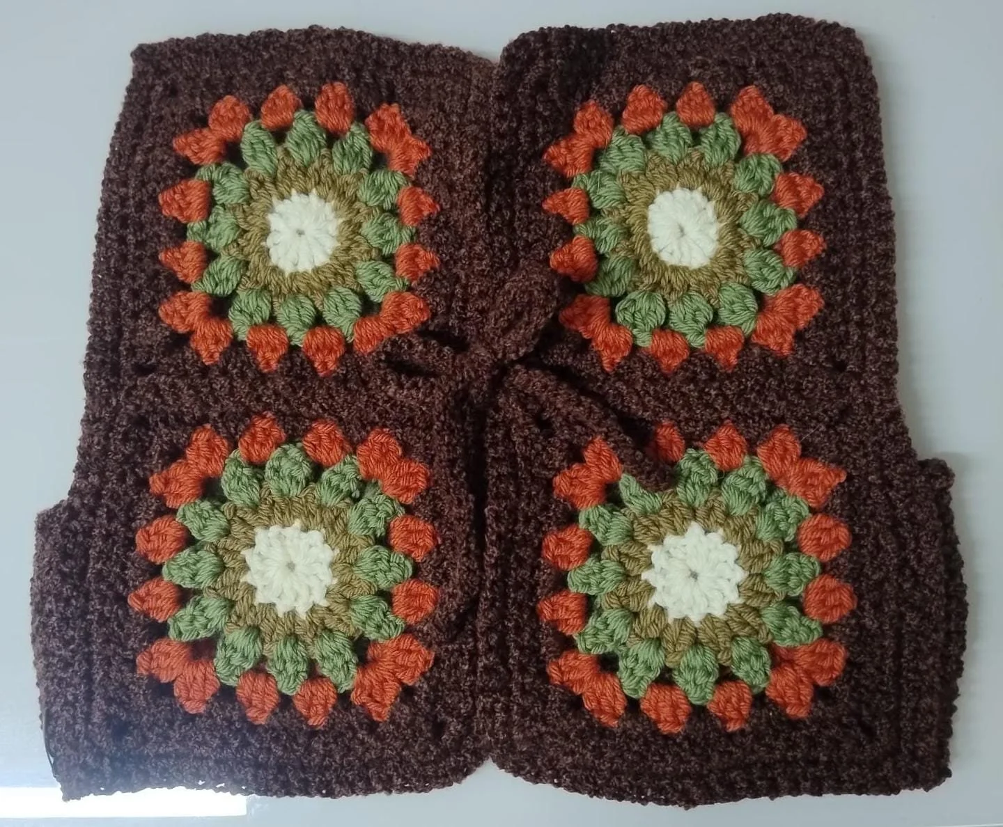 Colete Beco do Batman, feito a mão, em crochê granny square. Sob encomenda.
