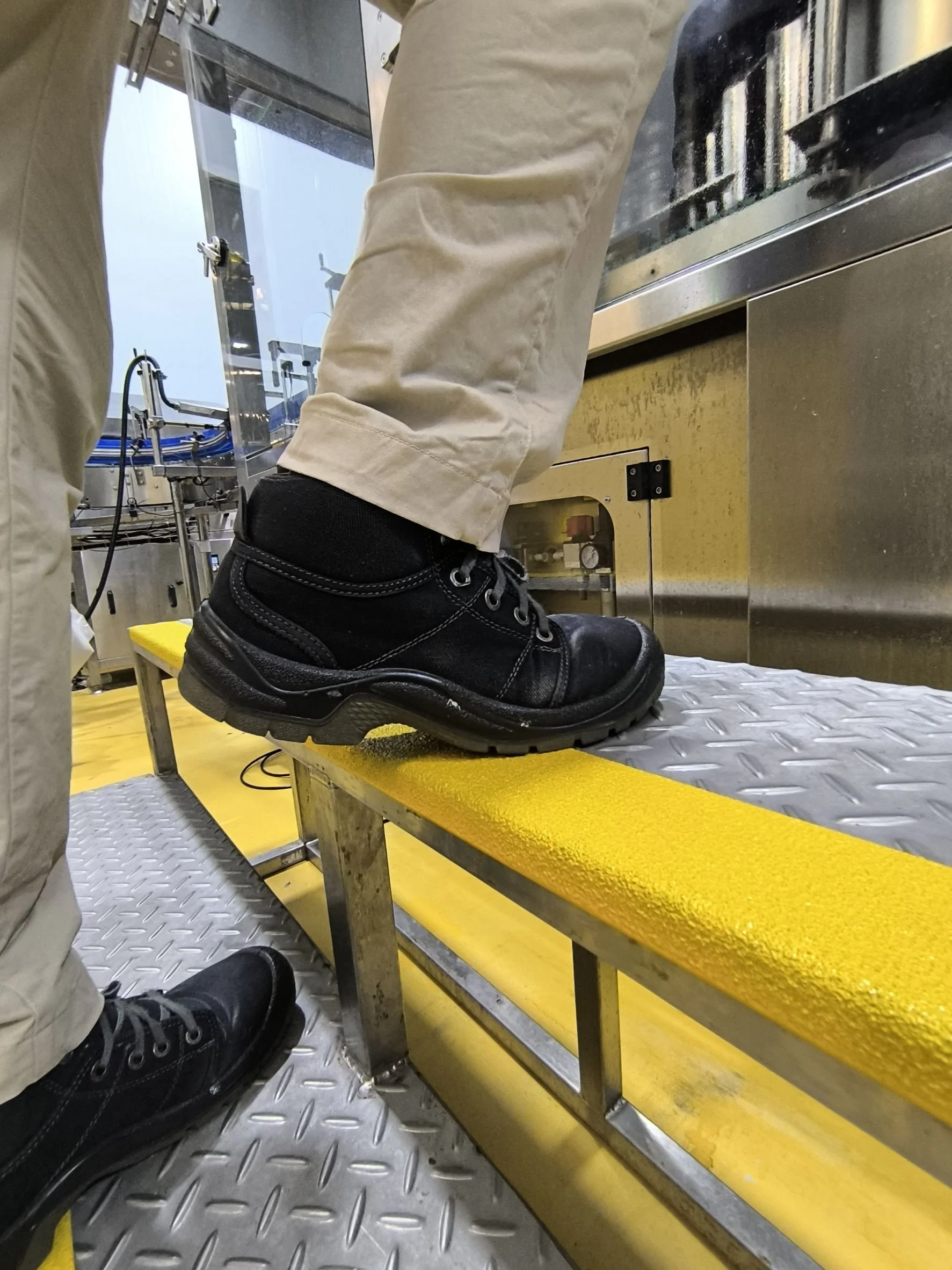 anti-slipแผ่นกันลื่น Anti Slip  สำหรับบันไดเหล็กและพื้นที่อุตสาหกรรม แบรนด์ ASD ANTI SLIP