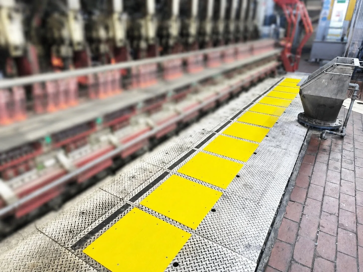 Anti-slip walkway แผ่นกันลื่นสำหรับบันไดเหล็ก ระบบกันลื่นบันไดโรงงาน แผ่นกันลื่นพื้นที่เสี่ยง วัสดุกันลื่นเกรดอุตสาหกรรม ลดอุบัติเหตุการลื่นล้มในโรงงาน