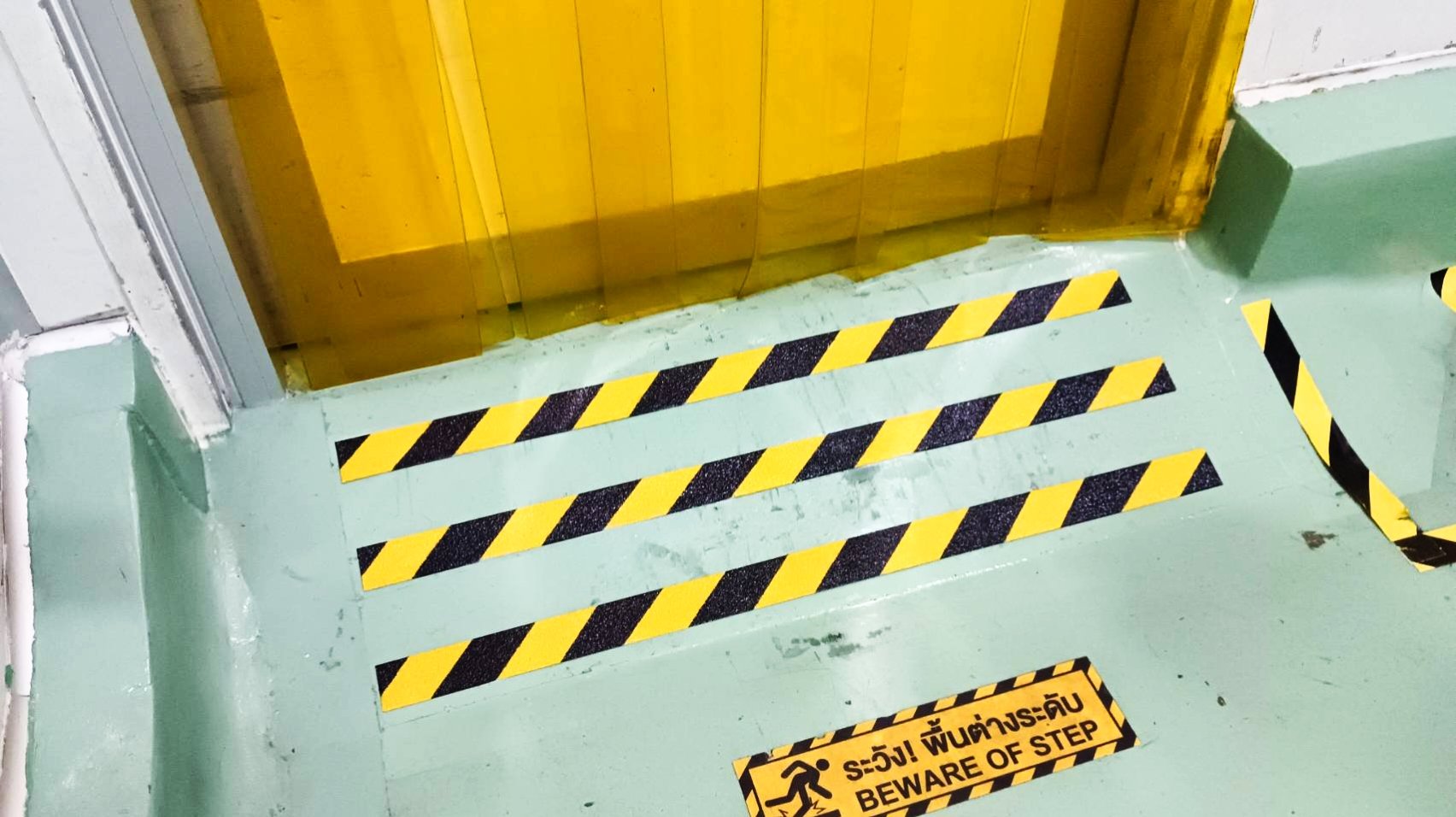 แผ่นกันลื่น Stainless Food Grade แผ่นกันลื่นสำหรับบันไดเหล็ก ระบบกันลื่นบันไดโรงงาน แผ่นกันลื่นพื้นที่เสี่ยง วัสดุกันลื่นเกรดอุตสาหกรรม ลดอุบัติเหตุการลื่นล้มในโรงงาน  โรงงานผลิตอาหาร