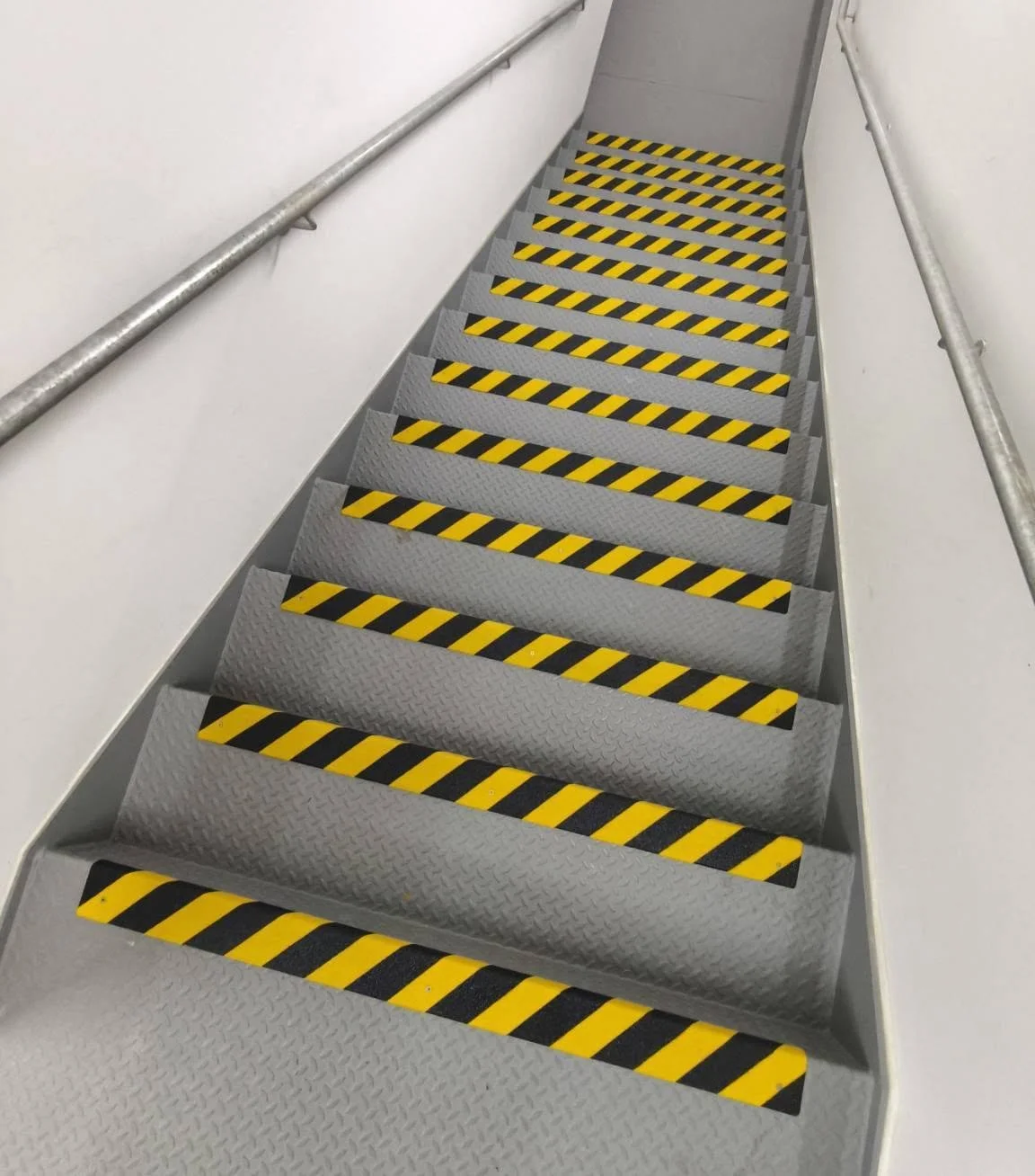 แผ่นกันลื่น Anti Slip  สำหรับบันไดเหล็กและพื้นที่อุตสาหกรรม แบรนด์ ASD ANTI SLIP
