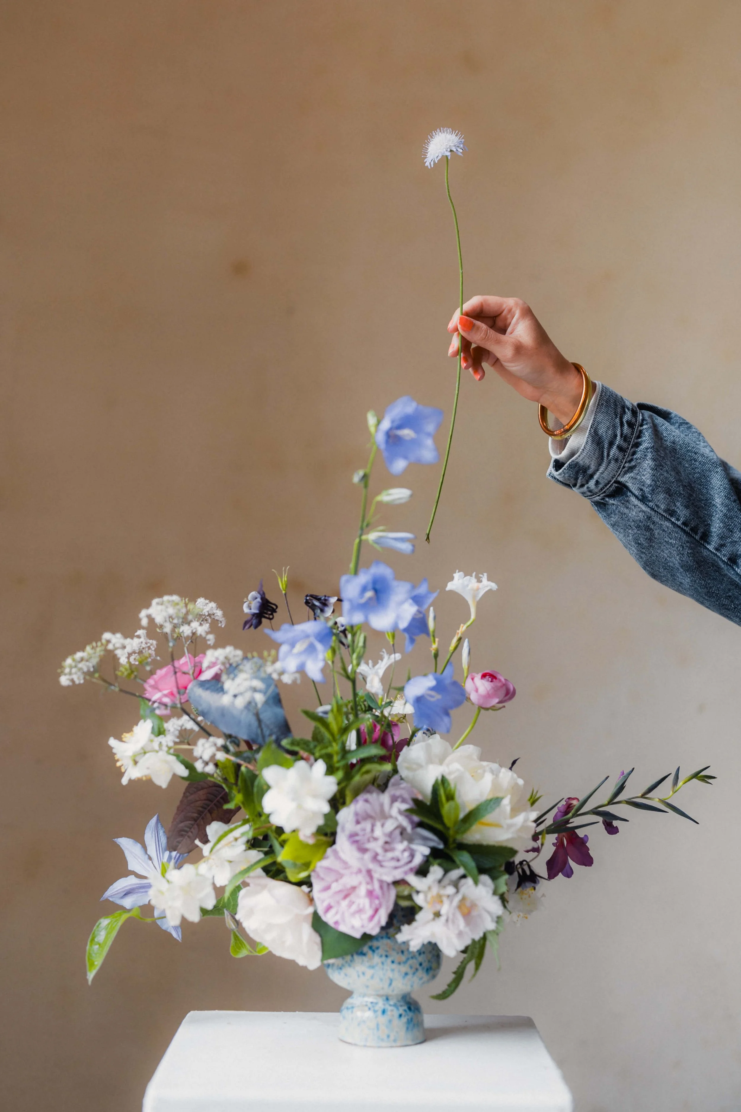 Participante avec un bouquet de fleurs du jardin aux Ateliers Éphémères.