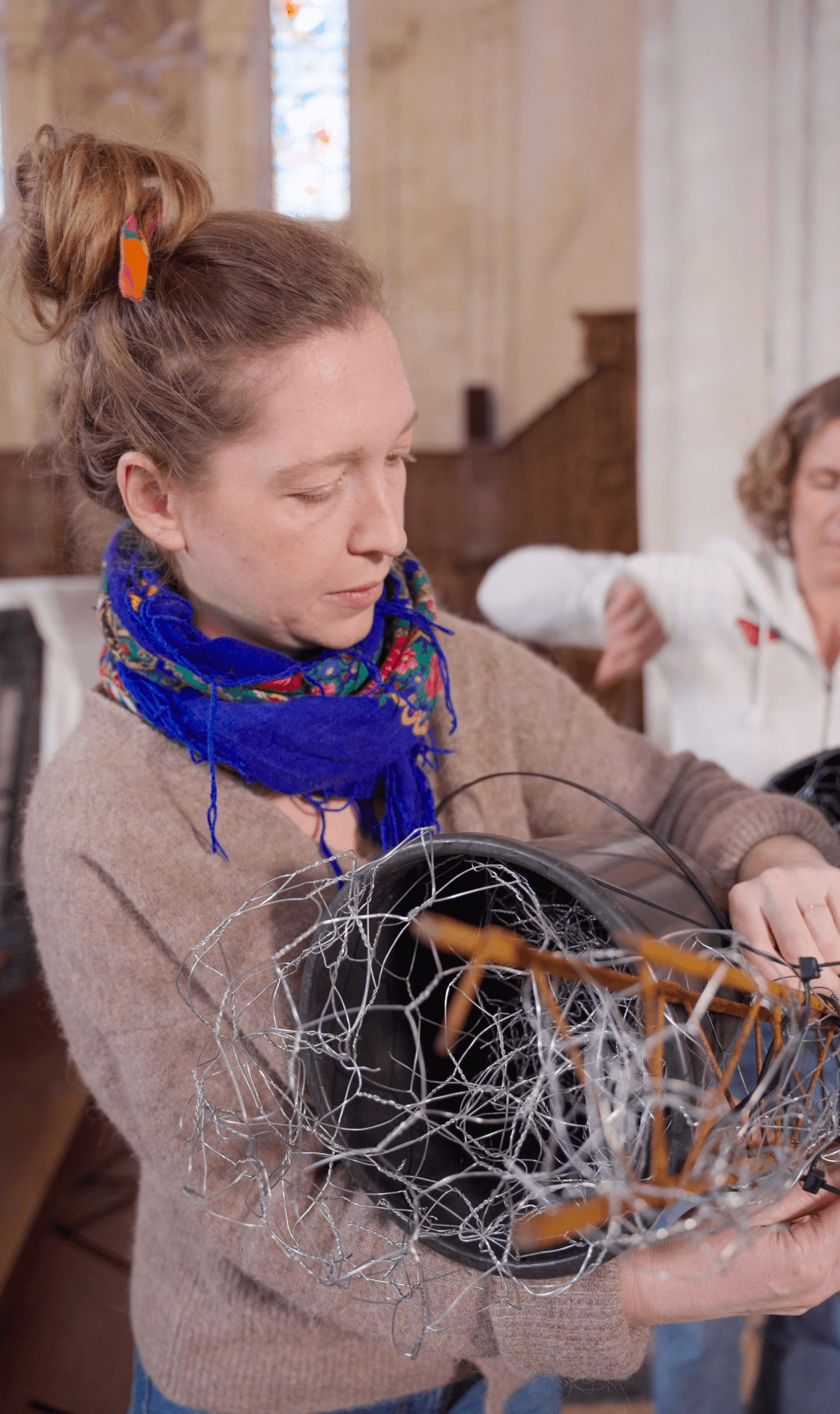Travail de structure pendant un stage floral mariage consacré aux techniques sans mousse florale.