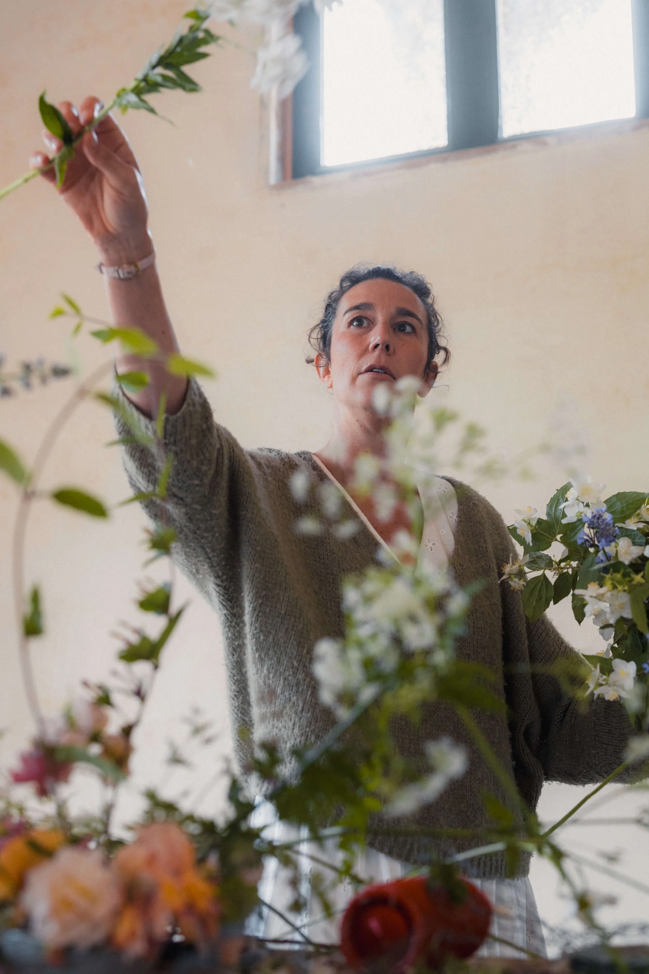 Chloé Le Berre transmet le geste floral pendant un atelier aux Ateliers Éphémères.