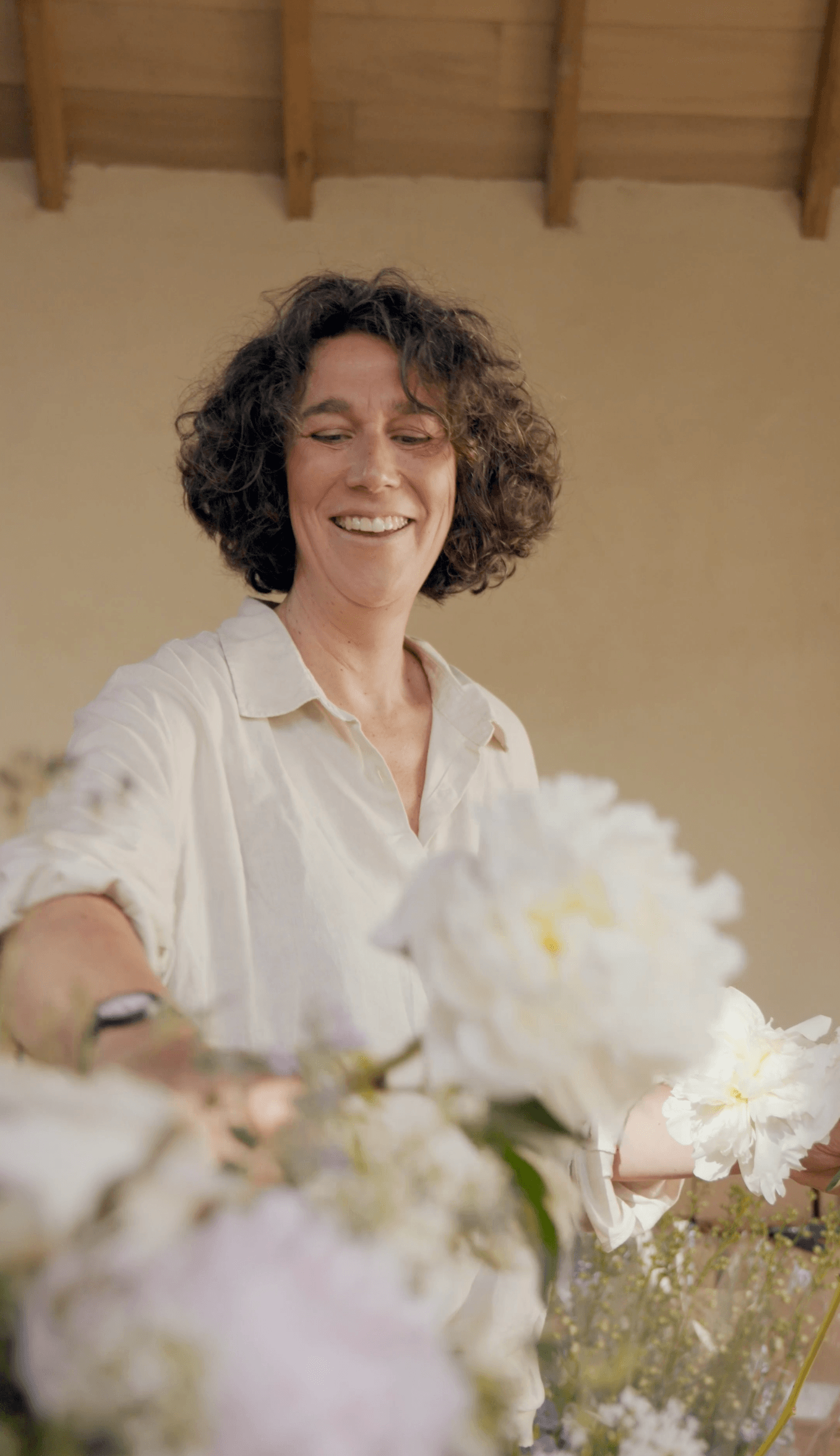 Chloé Le Berre, fleuriste en Anjou, au travail sur une composition florale.