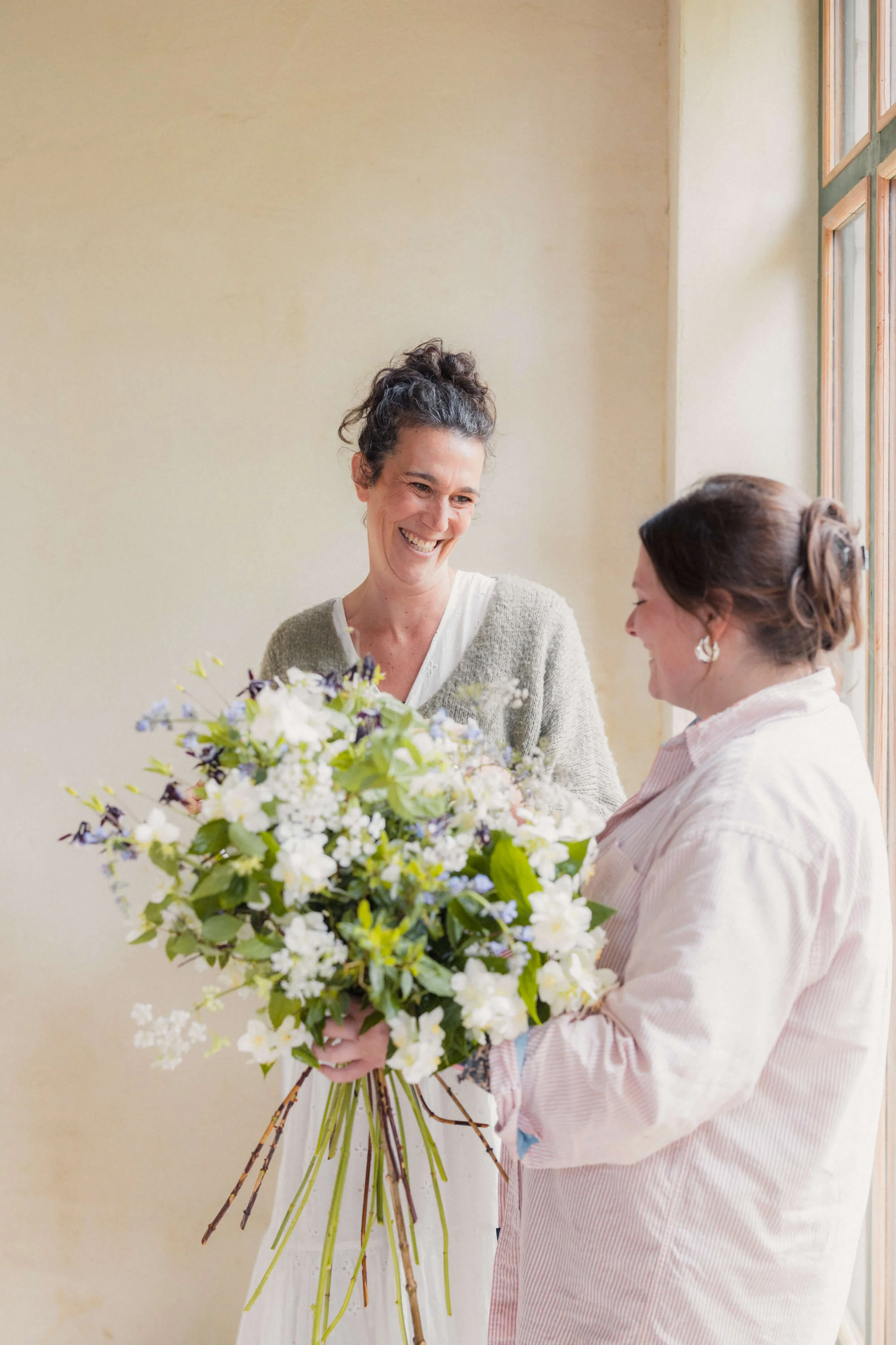 Échange autour d’un bouquet réalisé pendant l’Atelier Devenir Fleuriste.