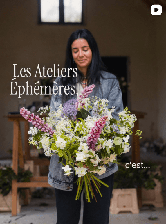 Participante avec un bouquet de fleurs du jardin aux Ateliers Éphémères.