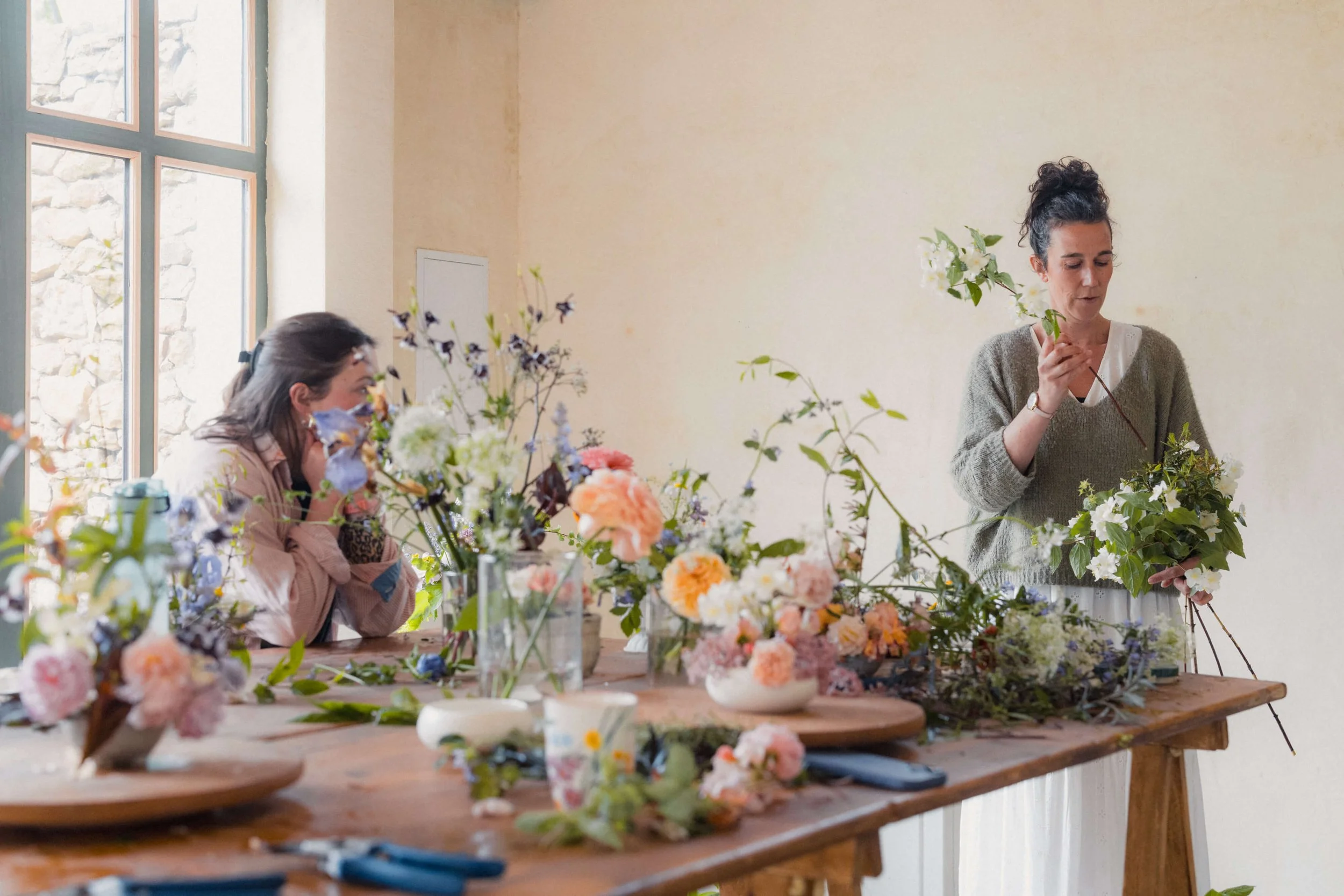 Temps de pratique florale en immersion pendant une formation aux Ateliers Éphémères.