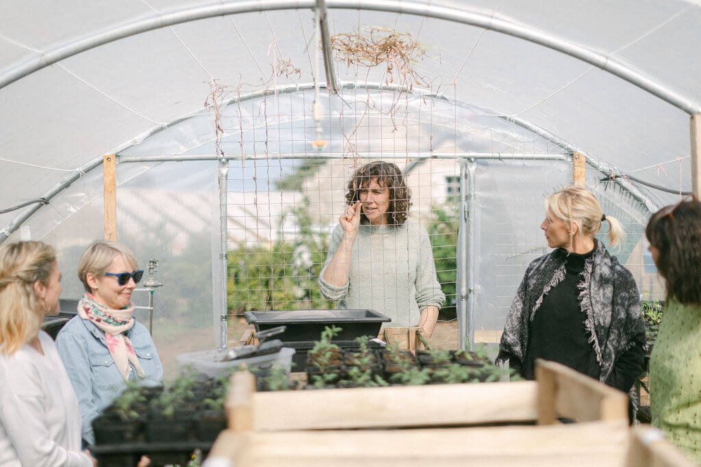 Visite du jardin et observation des végétaux pendant une formation fleuriste en Anjou.
