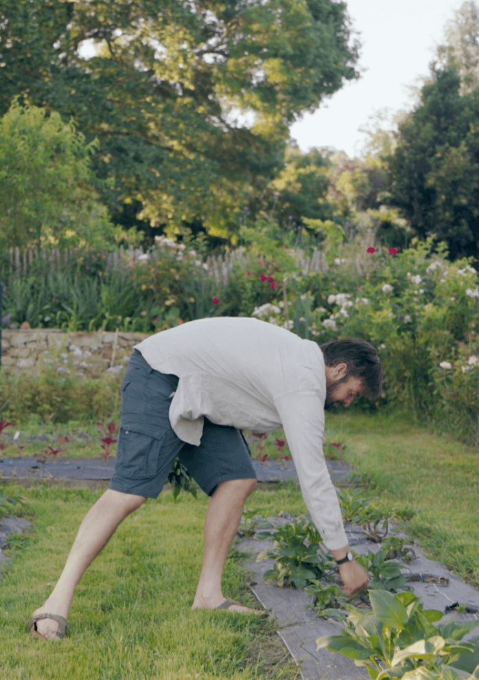 Hugo travaille dans le jardin de fleurs coupées des Éphémères en Anjou.