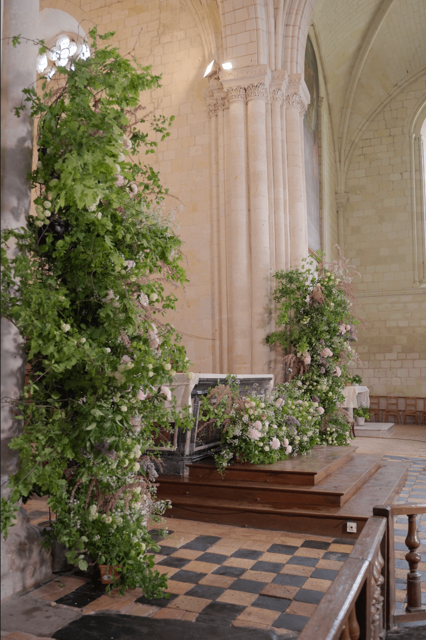 Décor floral de cérémonie réalisé sans mousse florale pendant l’Atelier Mariage.