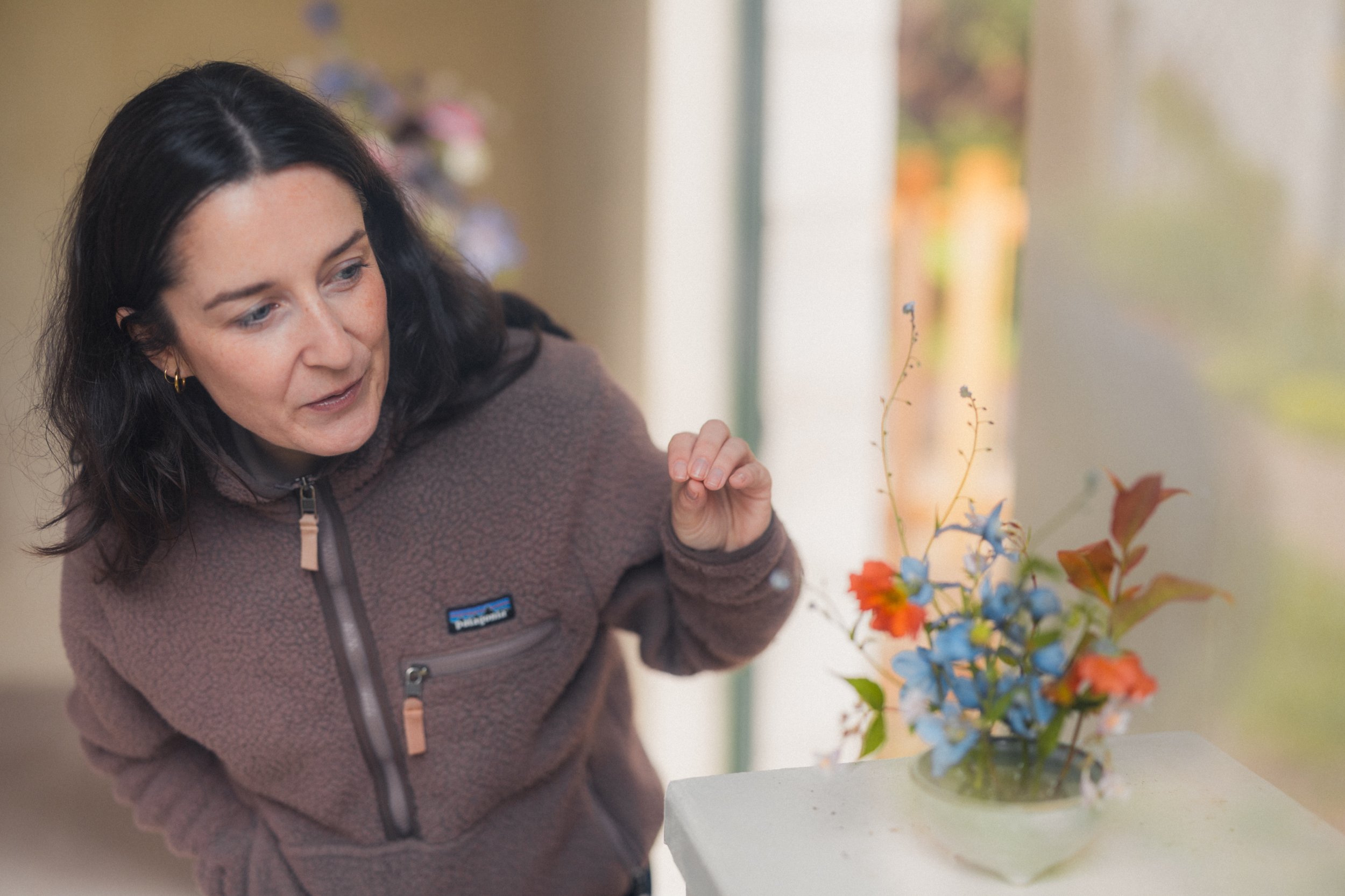 Participante en stage créatif pour adultes autour de la pratique florale et du jardin.