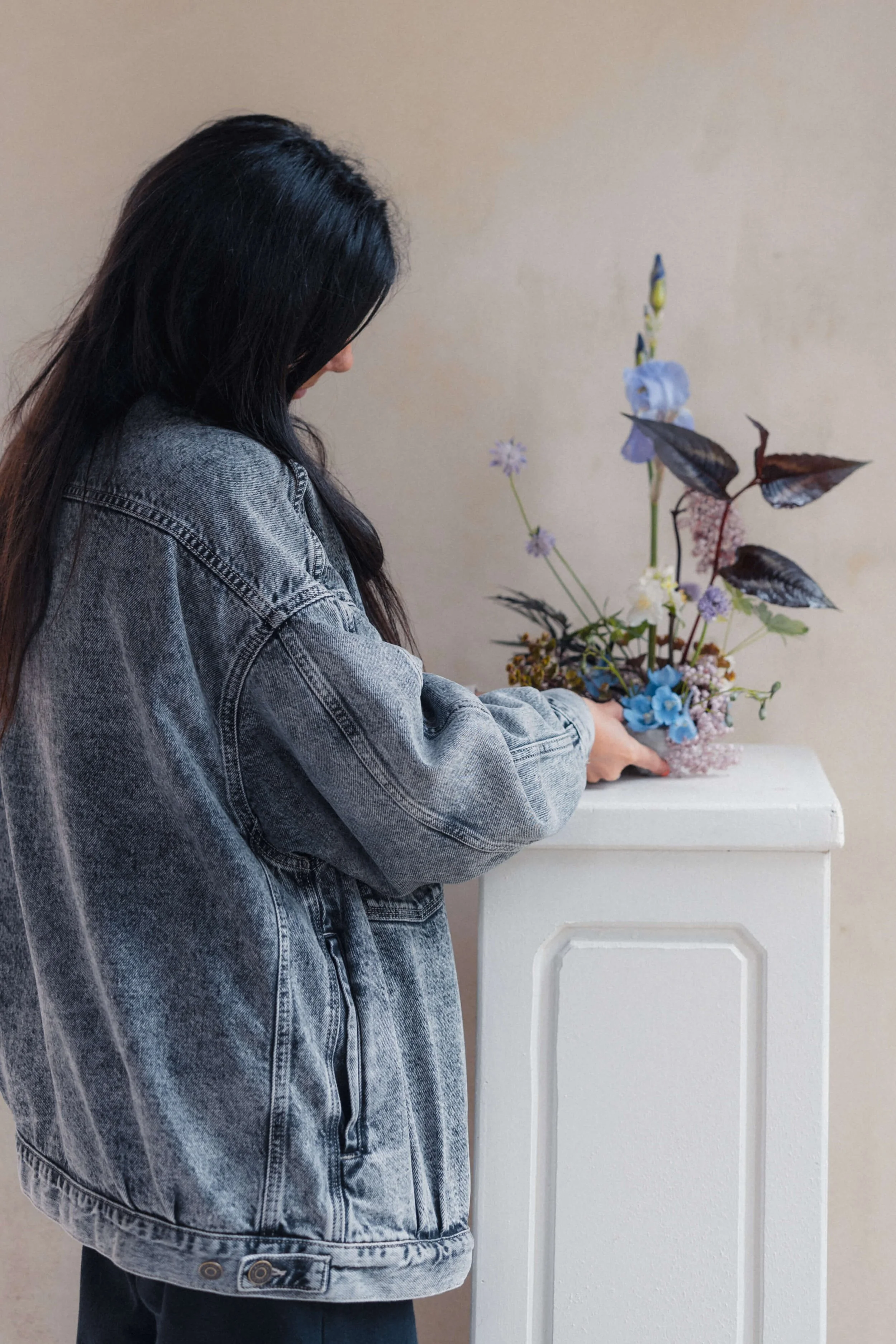 Mains au travail pendant un atelier d’art floral près d’Angers.