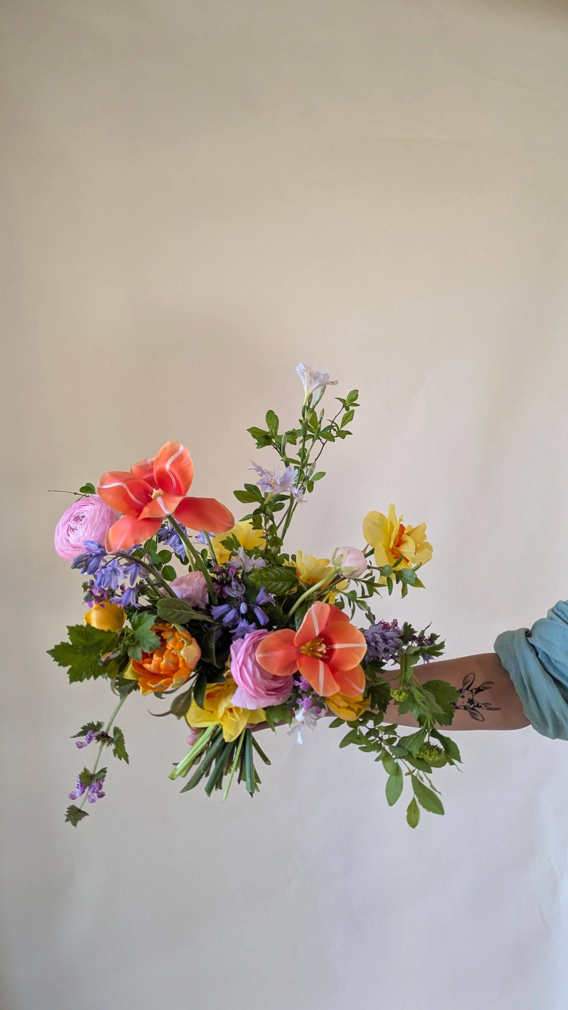 Composition de fleurs du jardin réalisée pendant une retraite créative en art floral.