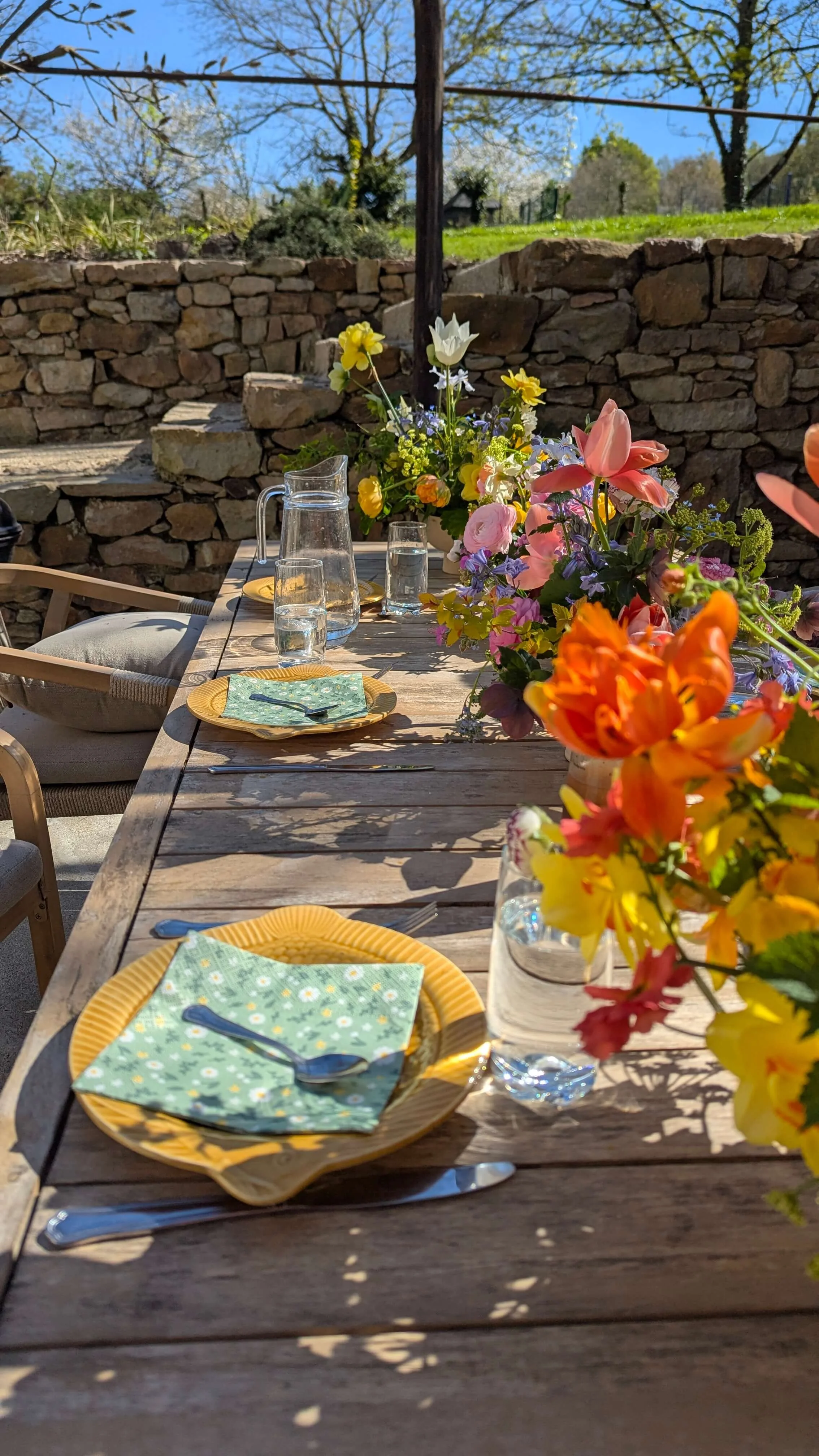 Table dressée au jardin pendant une formation florale résidentielle en Anjou.