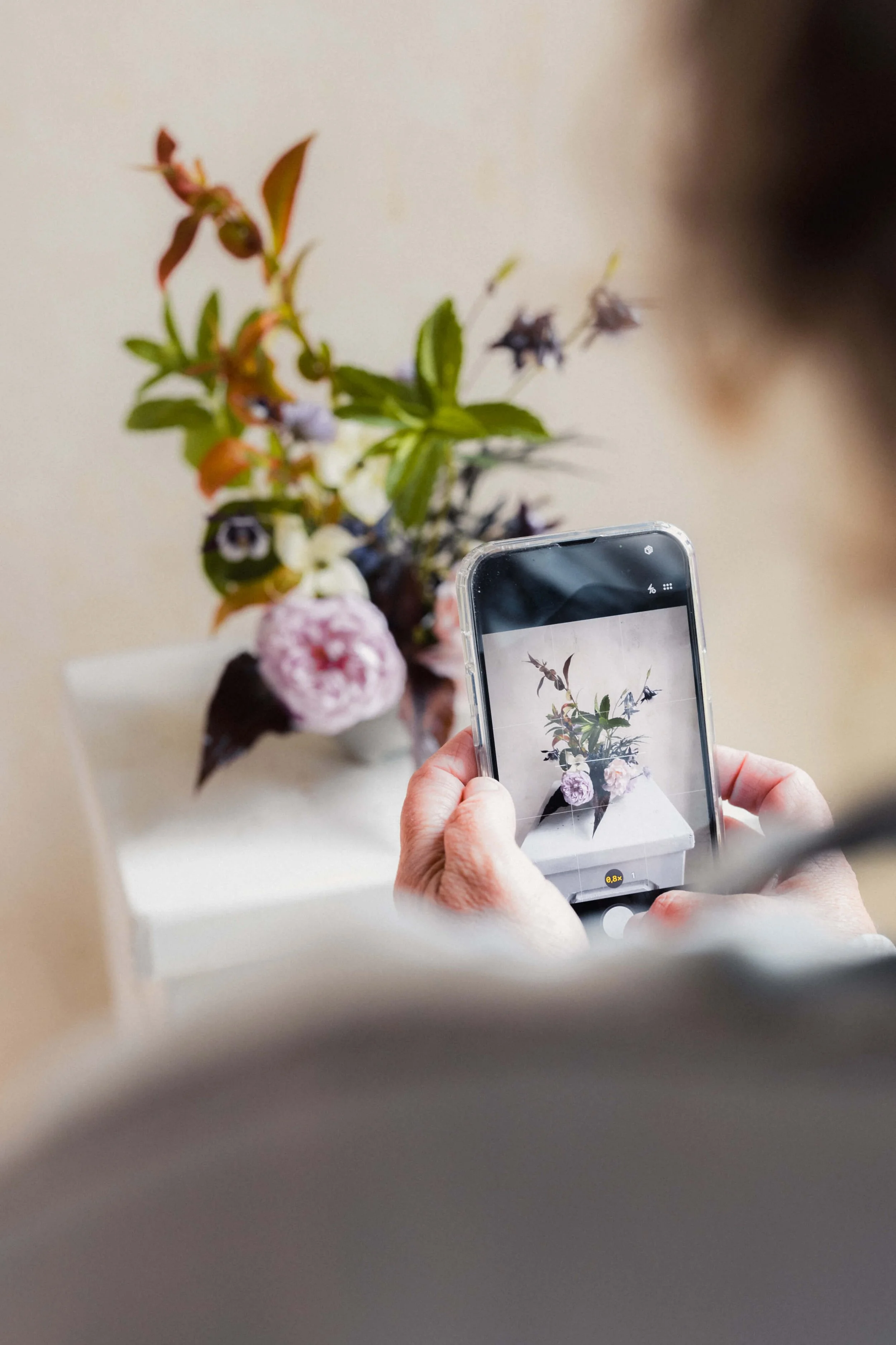 Photographie d’une composition florale pendant une formation fleuriste en présentiel.