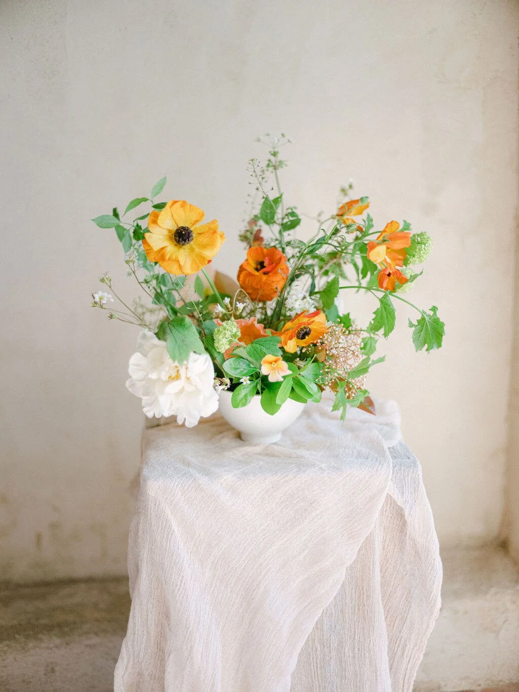 Composition florale réalisée avec les fleurs du jardin pendant une formation fleuriste.