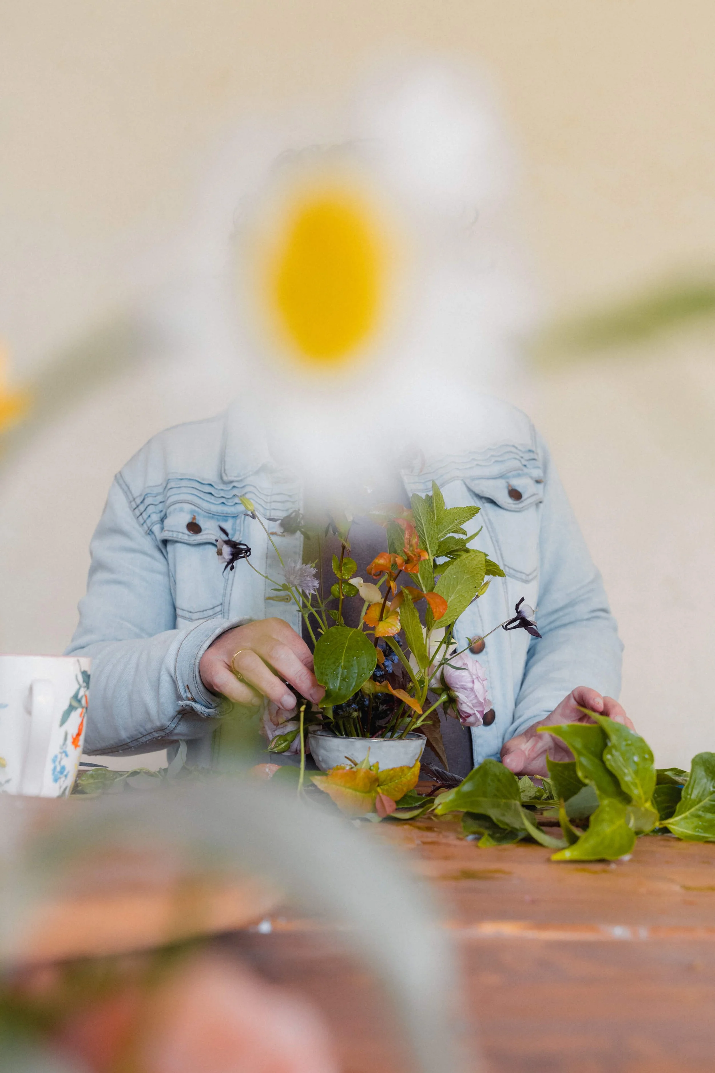 Composition avec les fleurs du jardin pendant un atelier floral aux Ateliers Éphémères.