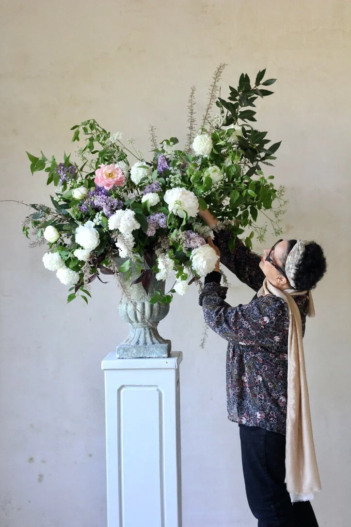 Grand bouquet dans un vase Médicis réalisé pendant l’Atelier Mariage.