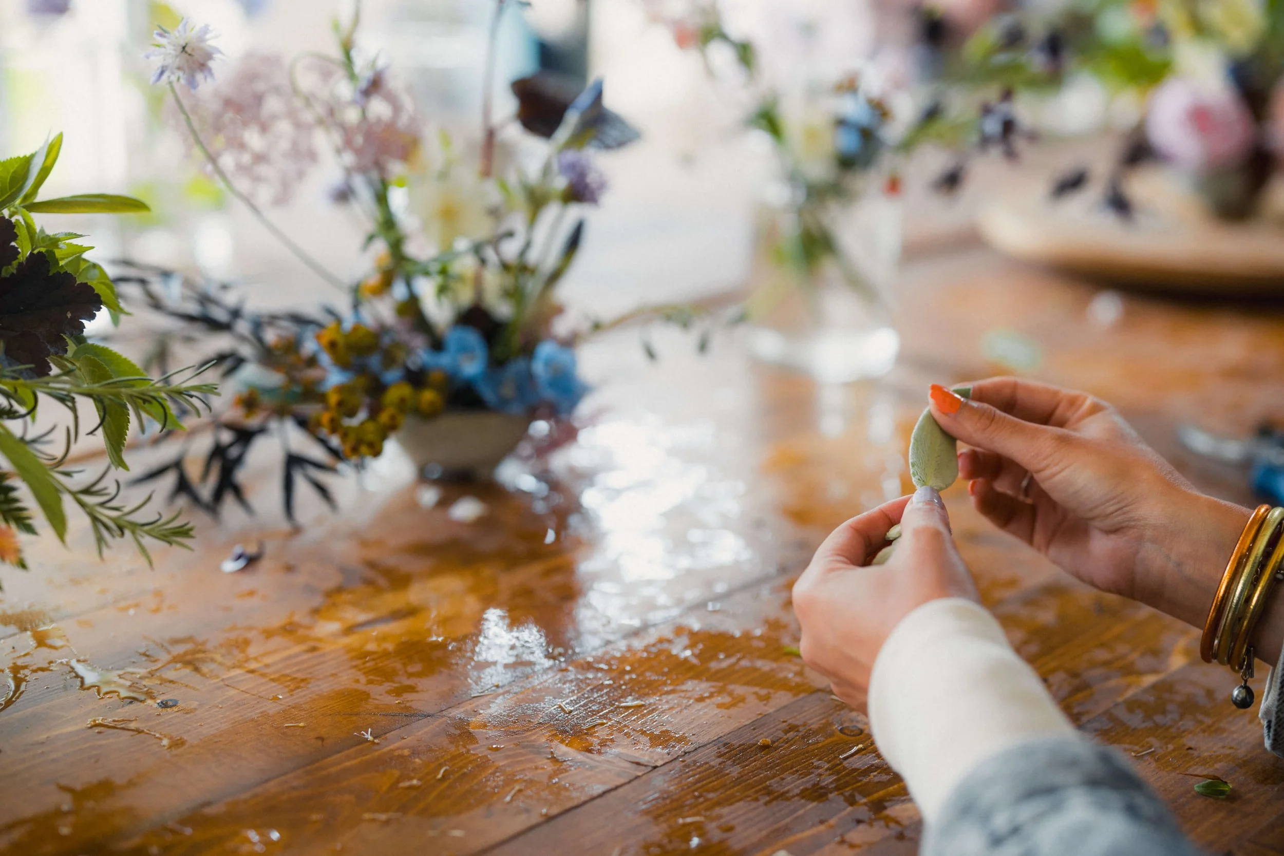 Travail de composition florale pour apprendre les bases du métier de fleuriste.