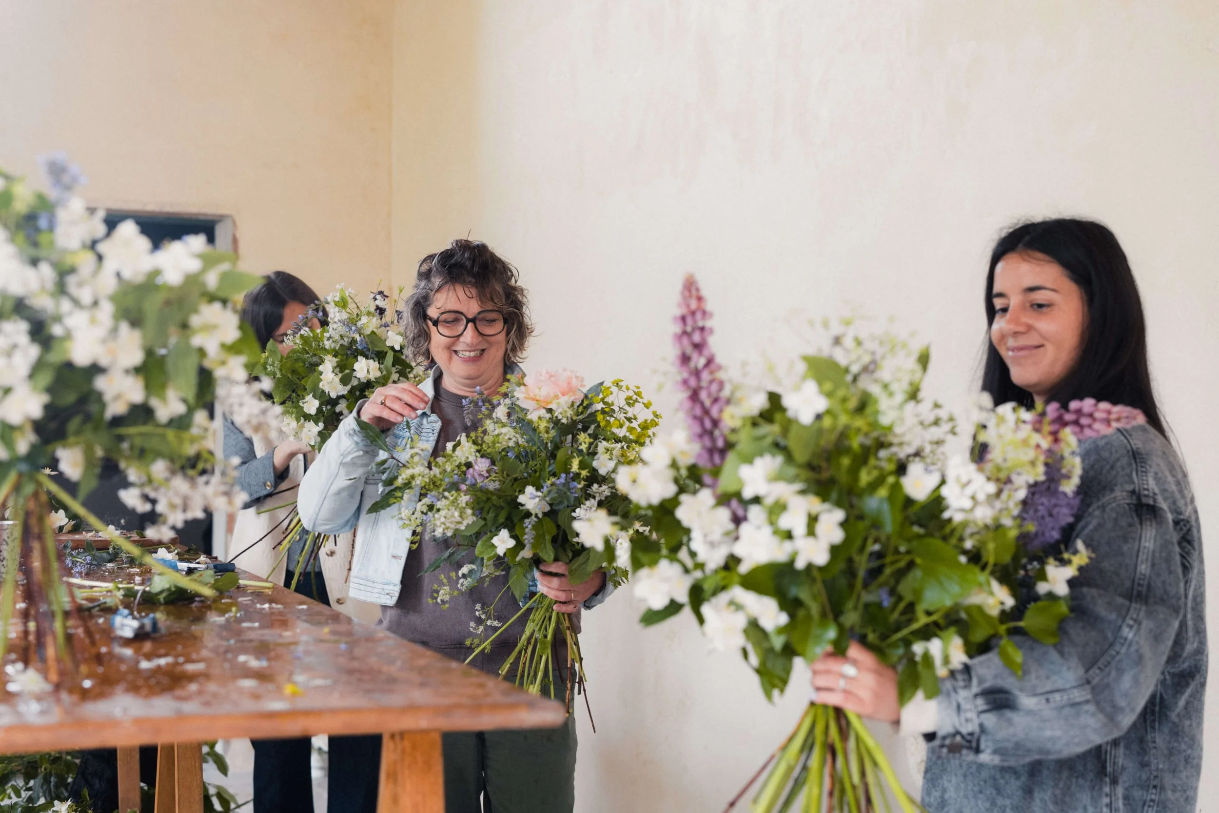 Travail du bouquet en vrille pendant l’Atelier Devenir Fleuriste.